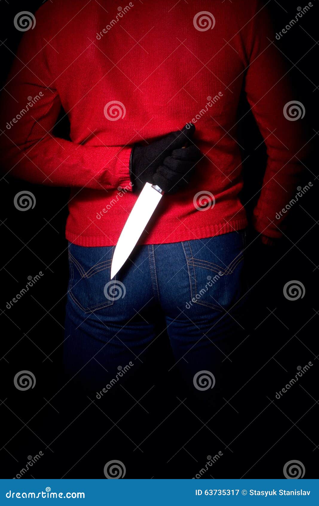 На спине с ножевыми. Нож за спиной. Человек с ножом за спиной.