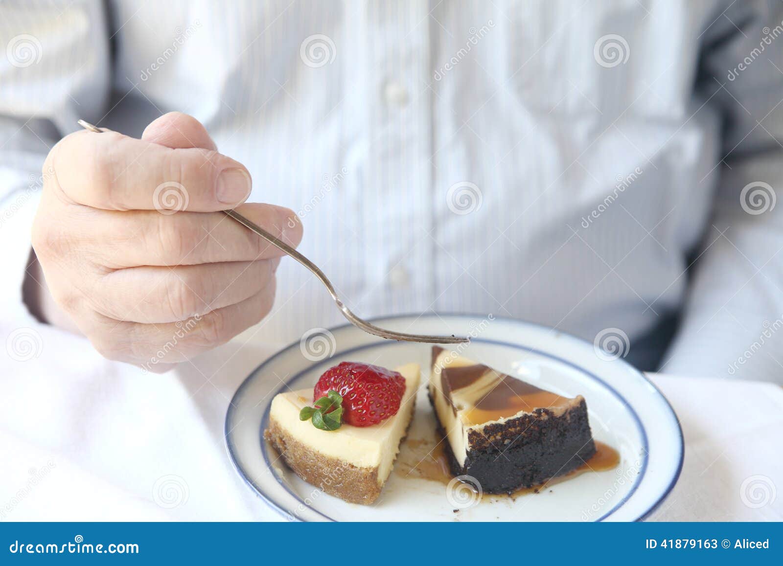 Hombre Con Dos Clases De Pastel De Queso Imagen de archivo Imagen de