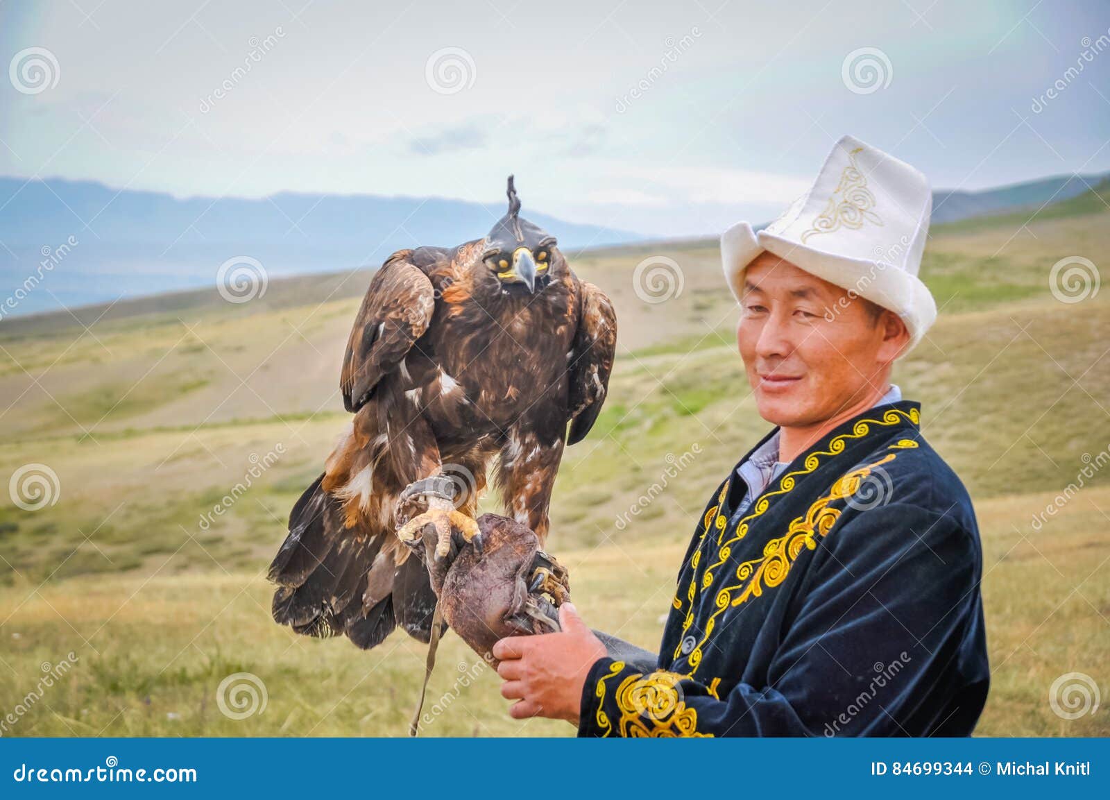 Hombre Con El águila De Oro En Kirguistán Imagen de archivo editorial -  Imagen de cara, recorrido: 84699344
