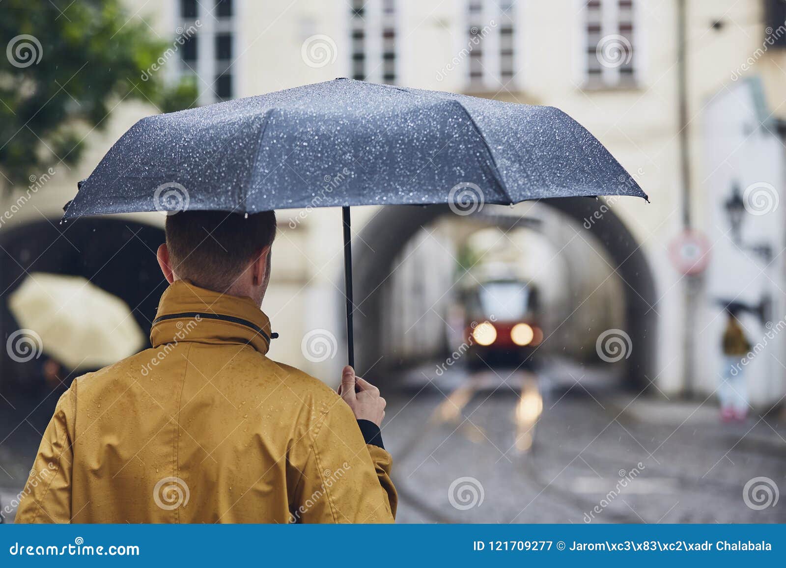 Hombre Con Paraguas Lluvia Imagen de - Imagen de trasero: 121709277
