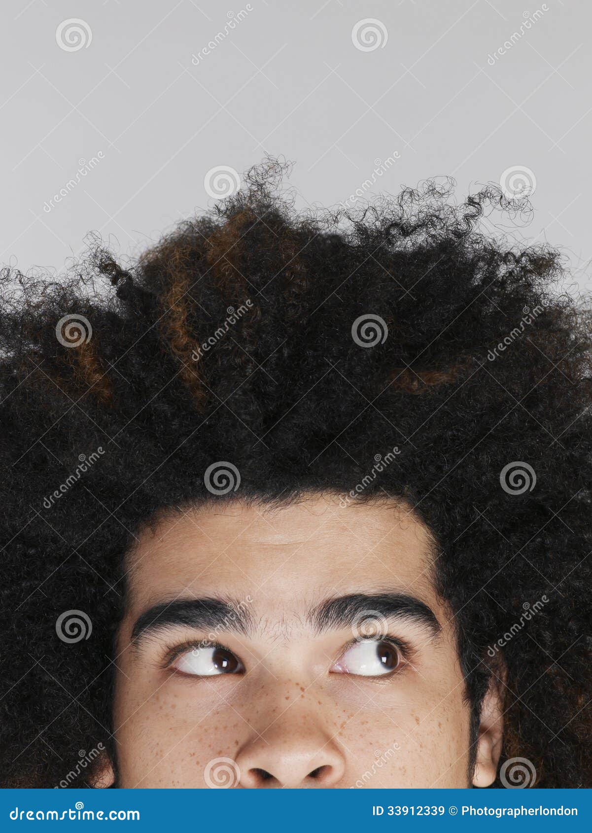 Hombre Con El Peinado Del Afro Que Mira De Lado Imagen de archivo - Imagen  de gris, hermoso: 33912339