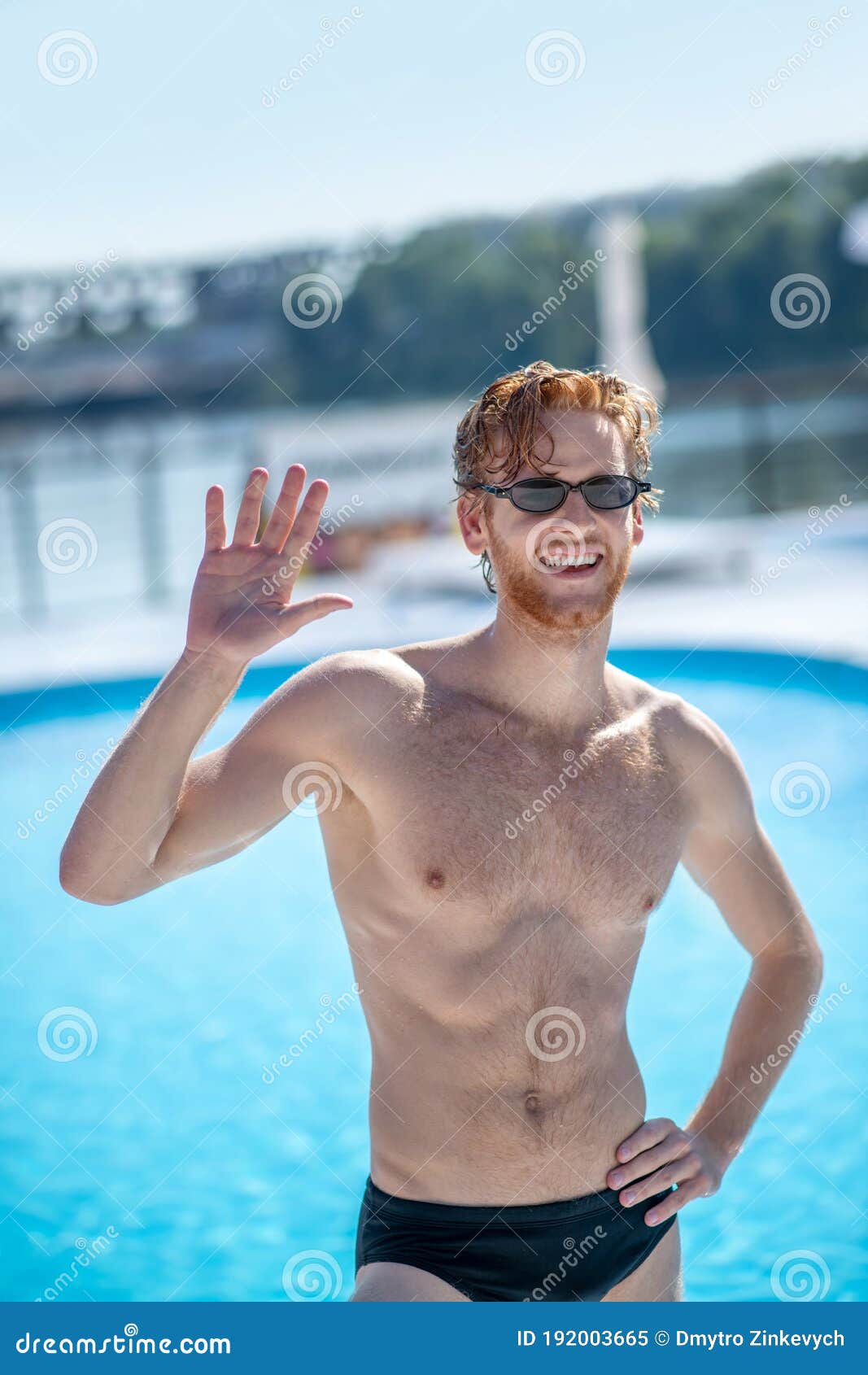 Hombre Con Gafas De Sol Levantó La Mano En Saludo Imagen de archivo -  Imagen de éxito, nadador: 192003665