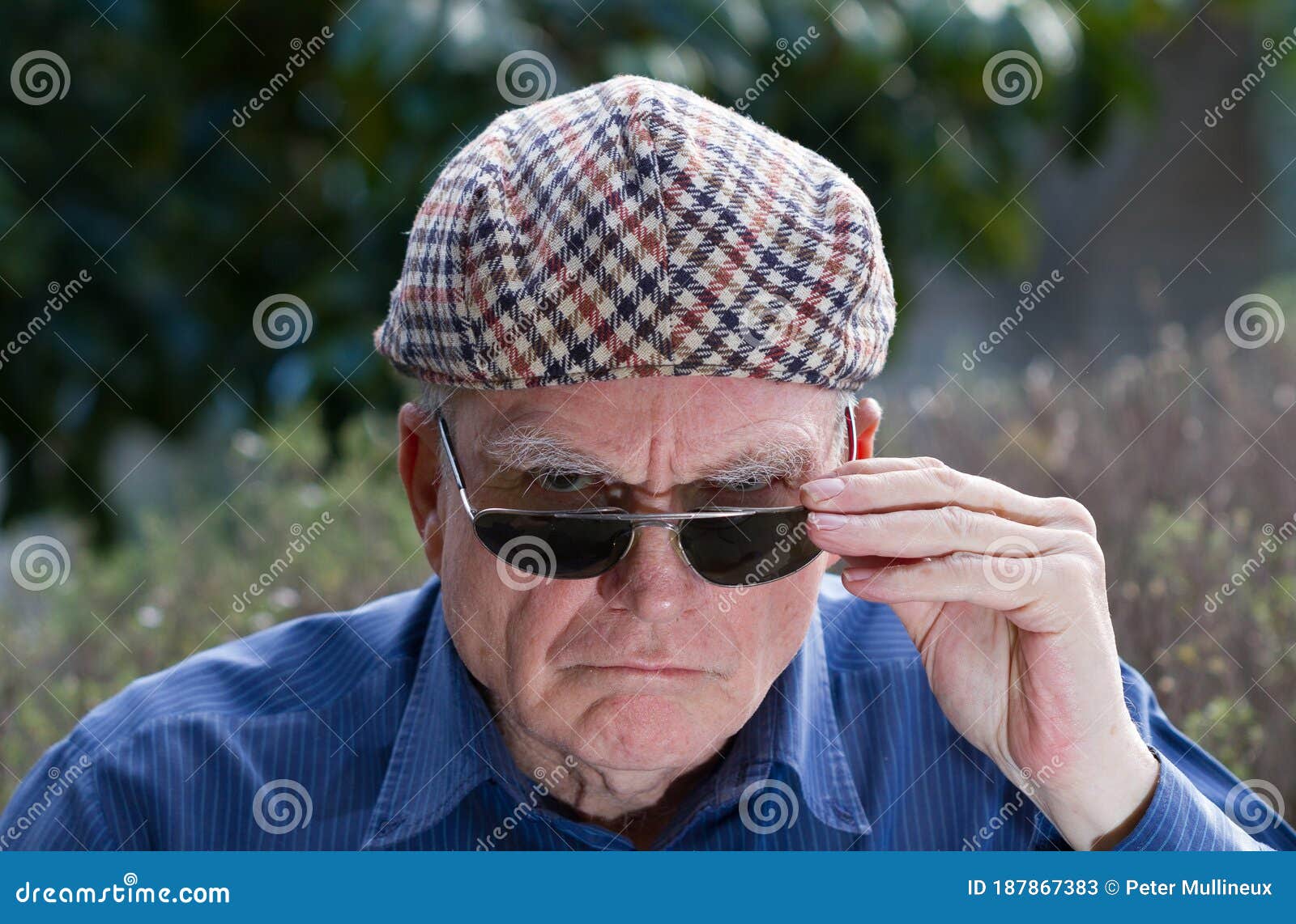 Hombre Con Gorra Plana Y Gafas De Sol Imagen de archivo - Imagen de  internacional, airadamente: 187867383