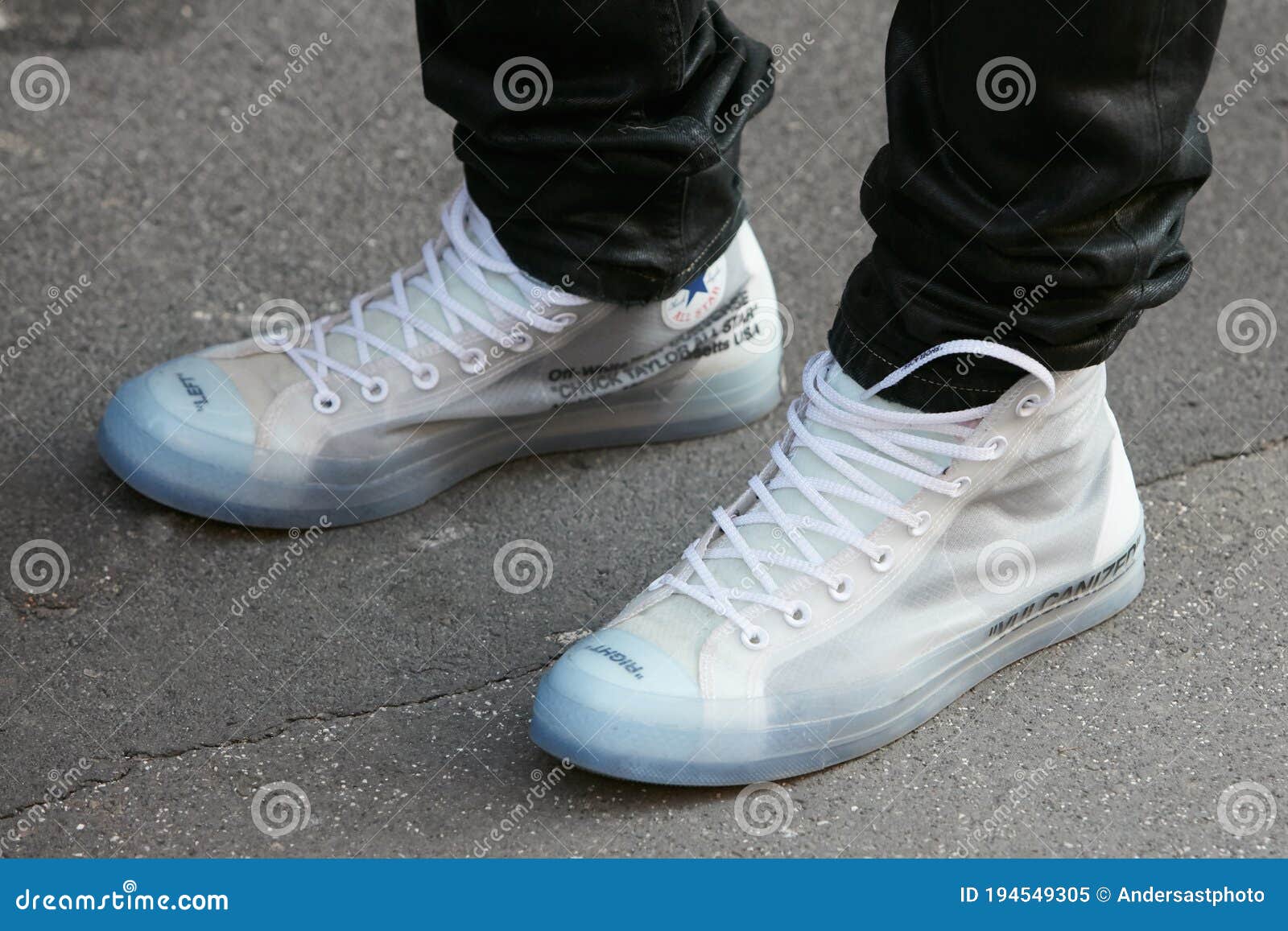 Hombre Con Conversación De Zapatos Transparentes Blancos Antes De Show De Milan Semana De Moda Estilo De Calle Imagen - Imagen de ilustrativo, colorido: 194549305
