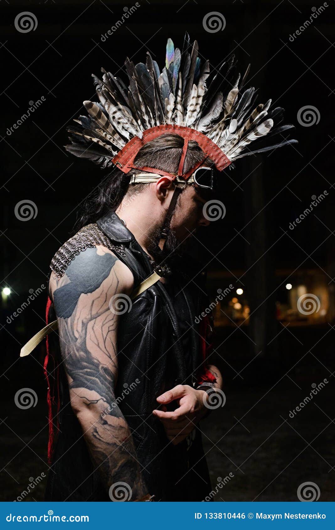 Un Hombre Vestido Con Un Disfraz Indio Con Plumas En La Cabeza, Cerca Foto  de archivo editorial - Imagen de indios, cierre: 162071683