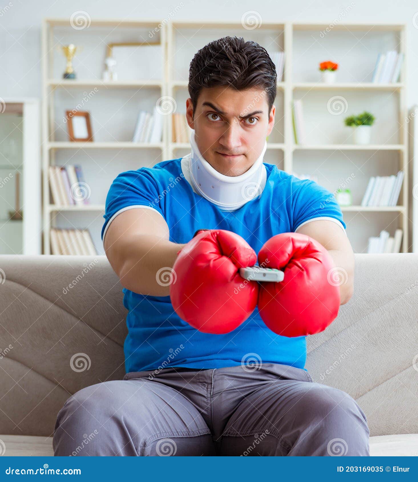 Hombre Con Lesión En El Cuello Viendo Boxeo En Casa Imagen de archivo -  Imagen de hombre, cuerda: 203169035