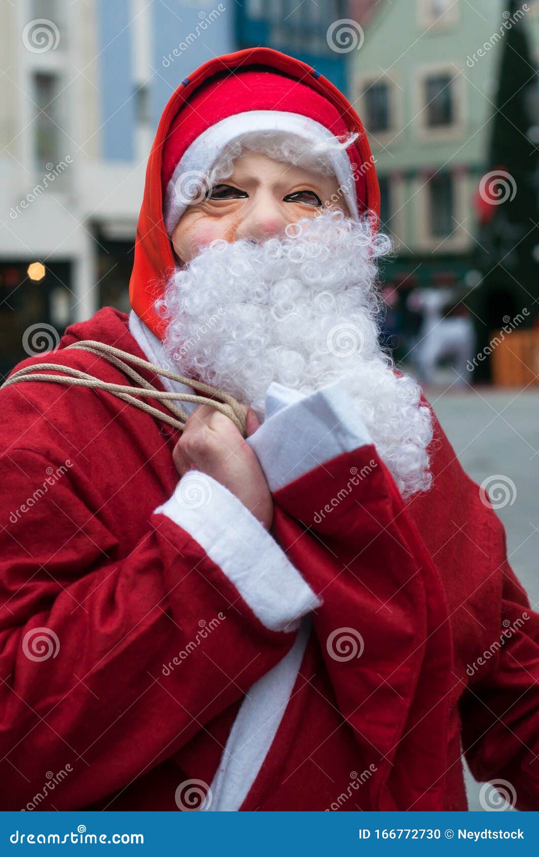Entretener Azul Telemacos Hombre Con Máscara Y Traje De Papá Noel En La Calle Foto de archivo - Imagen de sombrero, traje: 166772730 Entretener Azul Telemacos Hombre Con Máscara Y Traje De Papá Noel En La Calle Foto de archivo - Imagen de sombrero, traje: 166772730