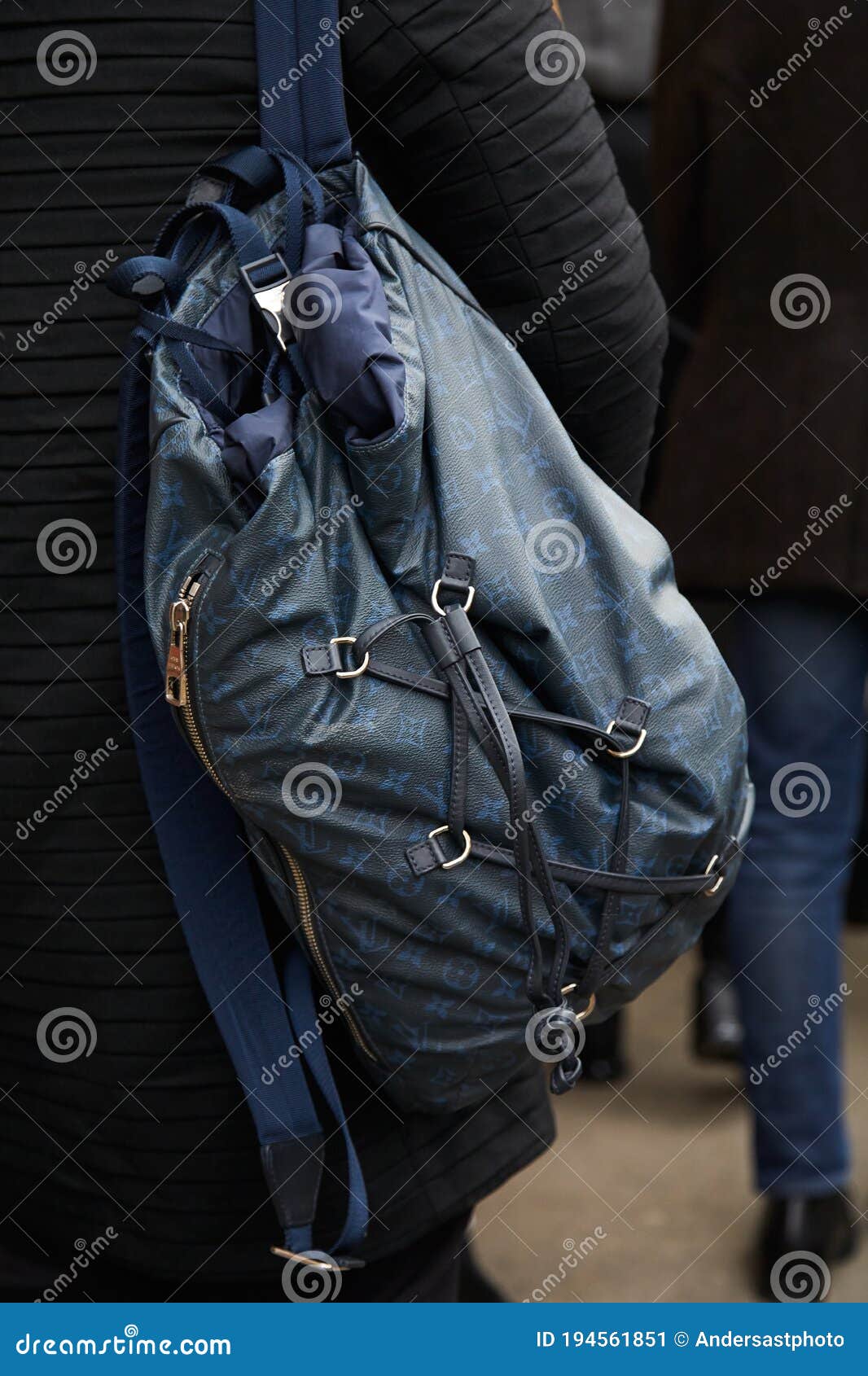 Hombre Con Mochila Azul Y Negra De Louis Vuitton Antes Del Fendi Show De  Moda Milan Semana Estilo Calle Foto editorial - Imagen de negro, exterior:  194561851