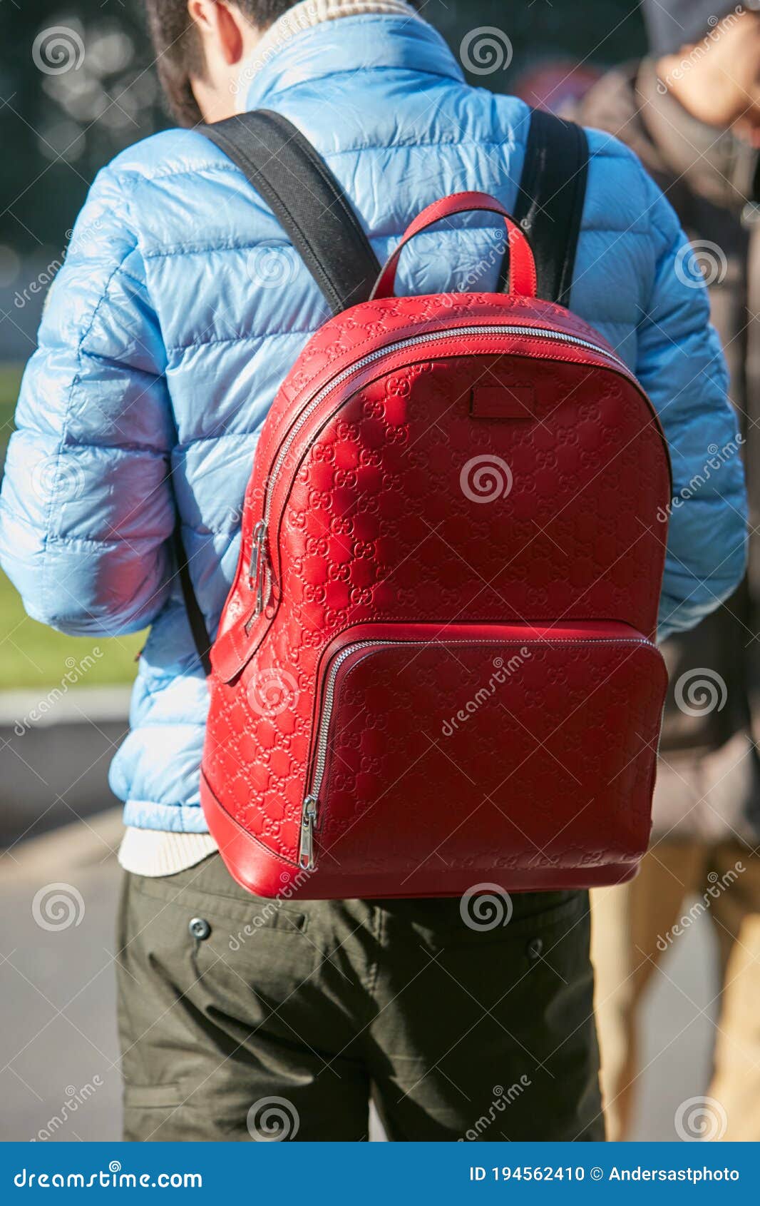 Estrecho de Bering hospital taller Hombre Con Mochila Gucci Roja Y Chaqueta Acolchada Azul Claro Antes De La  Moda Emporio Armani Moda Milan Imagen editorial - Imagen de petate, milano:  194562410