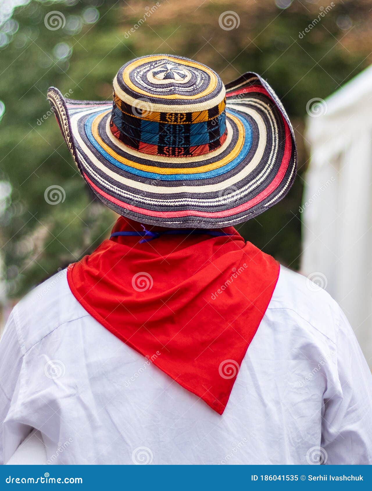 Hombre Con Pañuelo Rojo Y Sombrero Blanco. de archivo - de ropas, 186041535