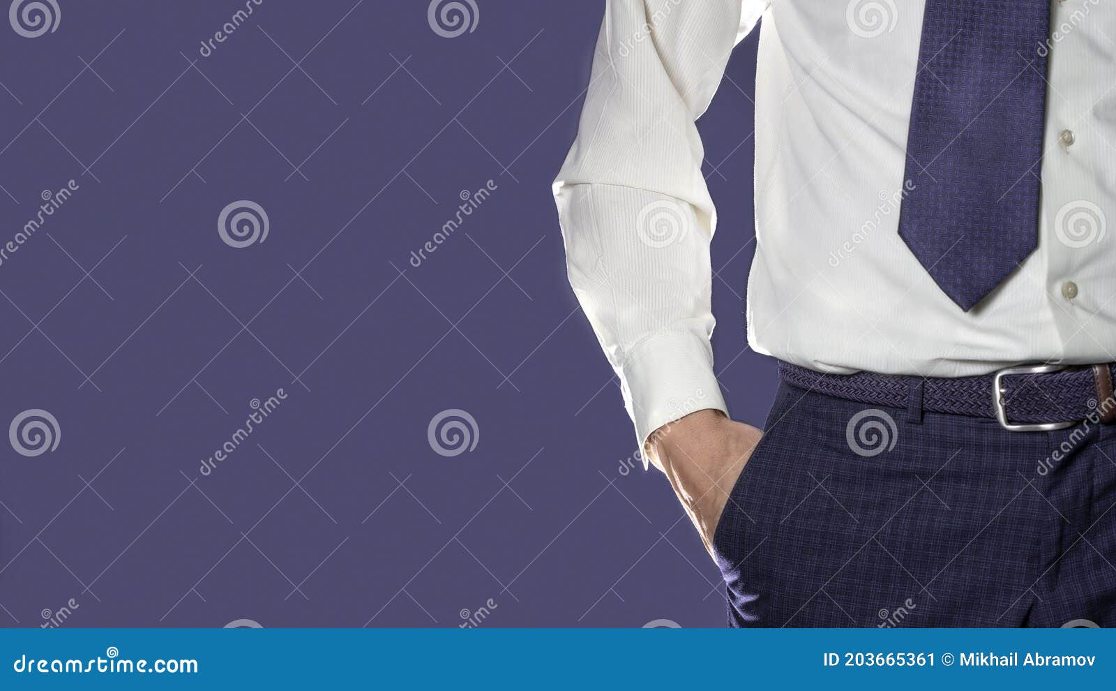 Hombre Con Pantalones Y Camisa Blanca Cerca De Fondo Azul Imagen de archivo - Imagen de prepare, ajuste: 203665361