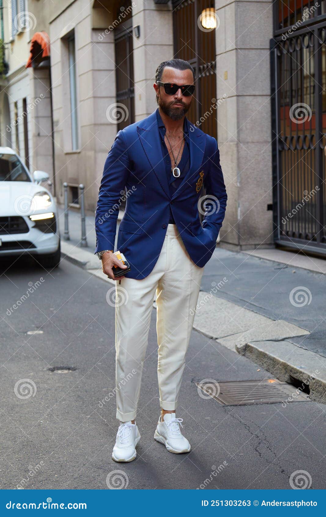 Hombre en jeans y zapatillas de deporte caminando en la calle de