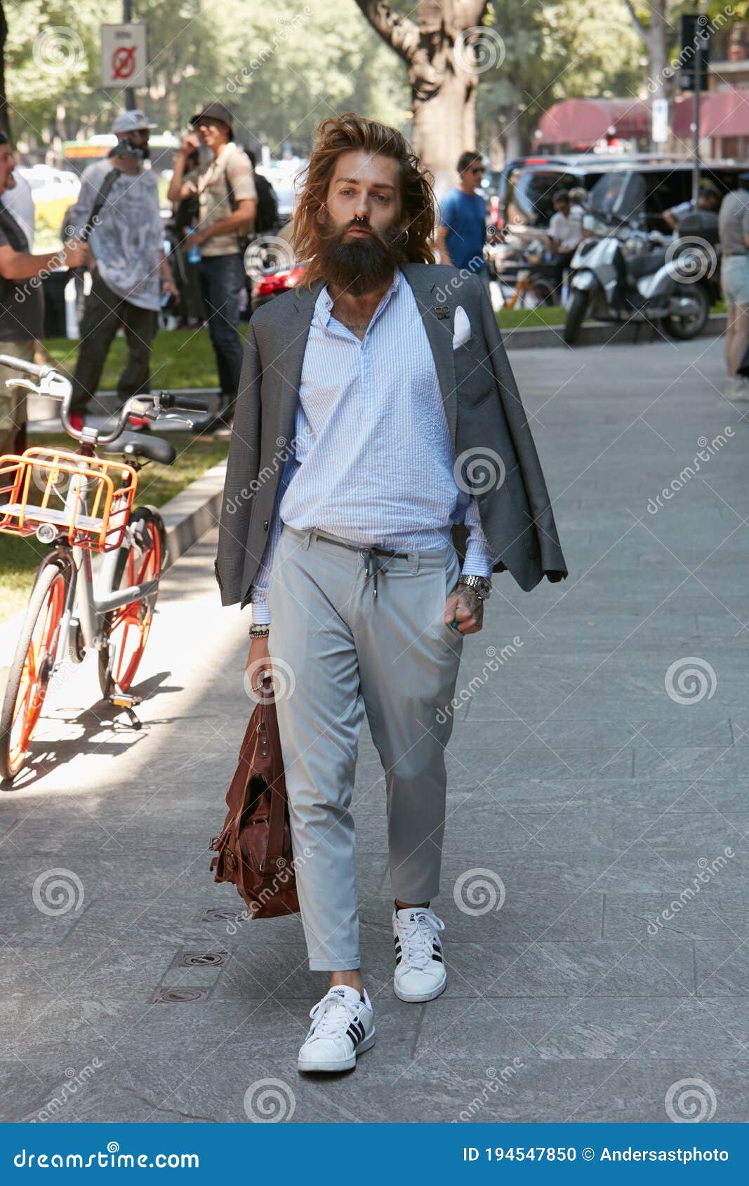 Hombre Con De Color Gris Claro Camisa De Rayas Azules Y Blancas Antes De Moda Armani Espectáculo Milán Imagen editorial - Imagen de color, milano: 194547850