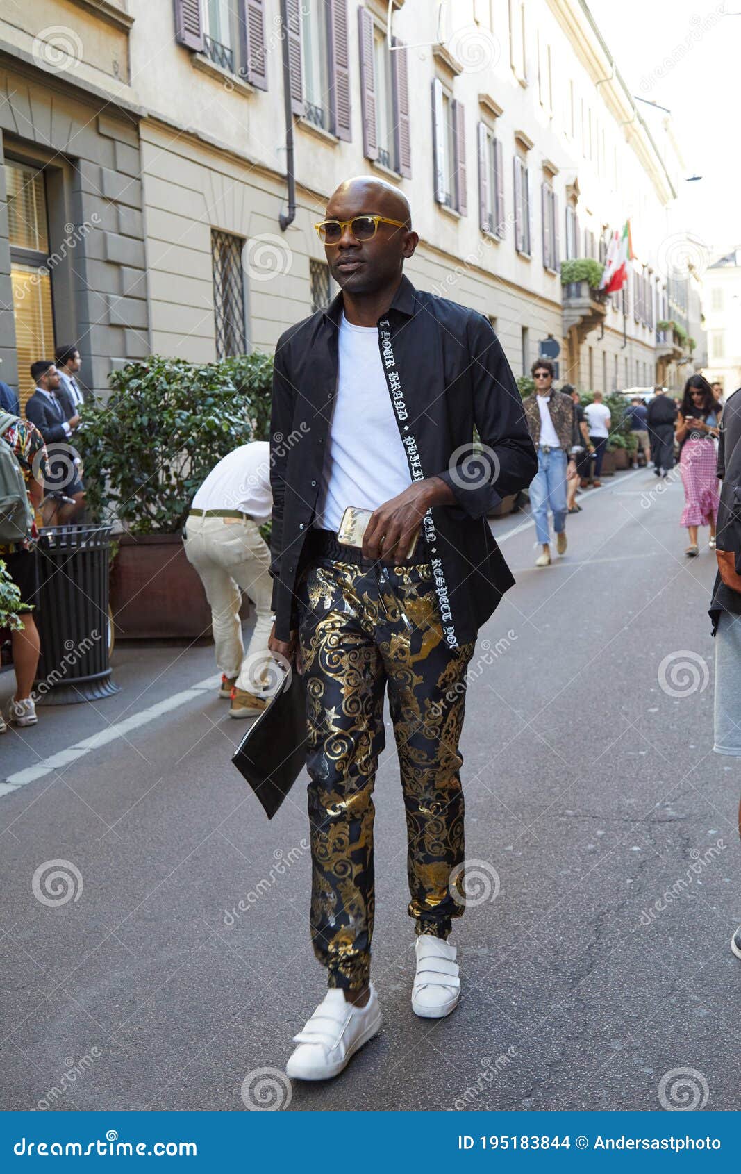 Hombre Pantalones De Decoración Dorados Y Azules Antes De La Moda Versace Show De Moda Milan Semana Estilo Calle En Junio Imagen de archivo editorial - Imagen de calle, elegante: 195183844