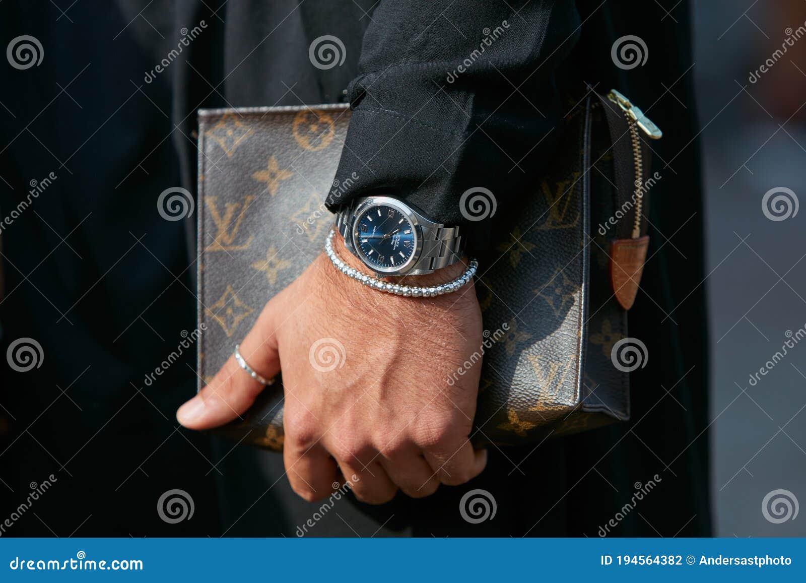 Hombre Con Rolex Air King Watch Con El Dial Azul Y La Bolsa Louis Vuitton  Bag Antes Del Desfile De Modas Gabriele Colangelo Fotografía editorial -  Imagen de gabriele, marcar: 194564382