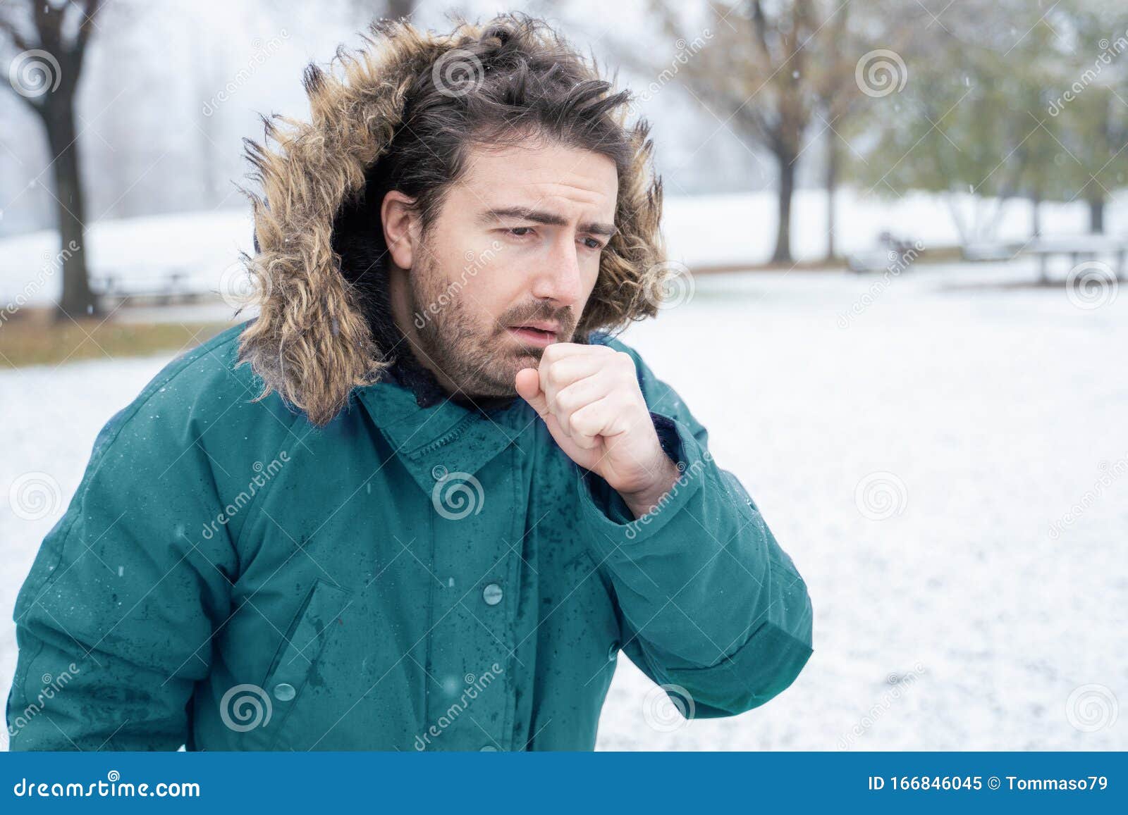 Hombre Con Ropa Abrigada Helándose En La Nieve Imagen de archivo - Imagen  de hielo, gripe: 166846045