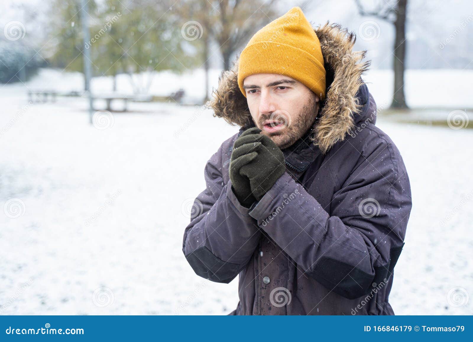 Hombre Con Ropa Abrigada Helándose En La Nieve Imagen de archivo - Imagen  de exterior, enfermo: 166846179