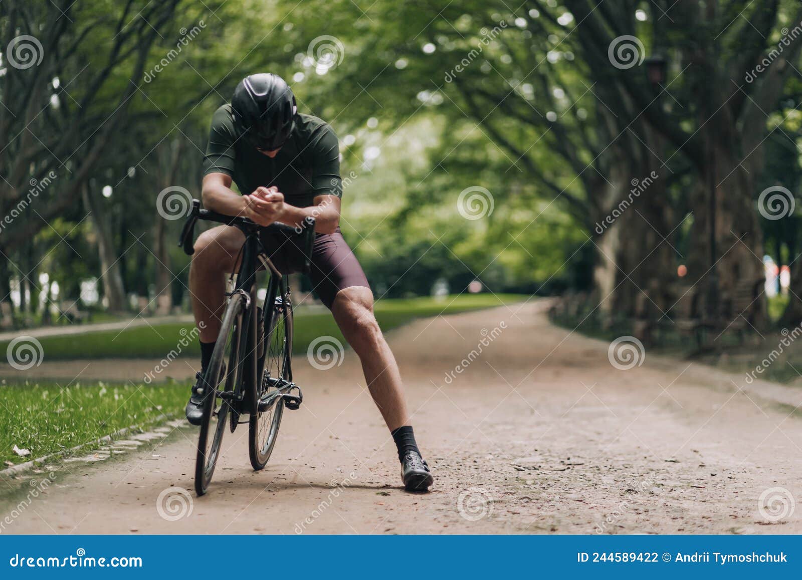 Hombre Con Ropa Deportiva Descansando Tras El Ciclismo En El Parque Foto de  archivo - Imagen de deporte, ciudad: 244589422