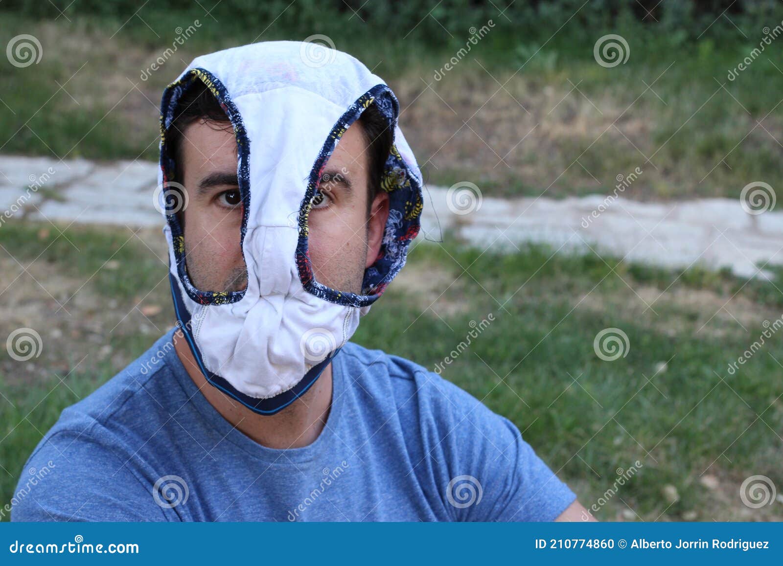 Hombre Con Ropa Interior Para Cubrir La Cara Foto de archivo Imagen de cara, escrito 210774860