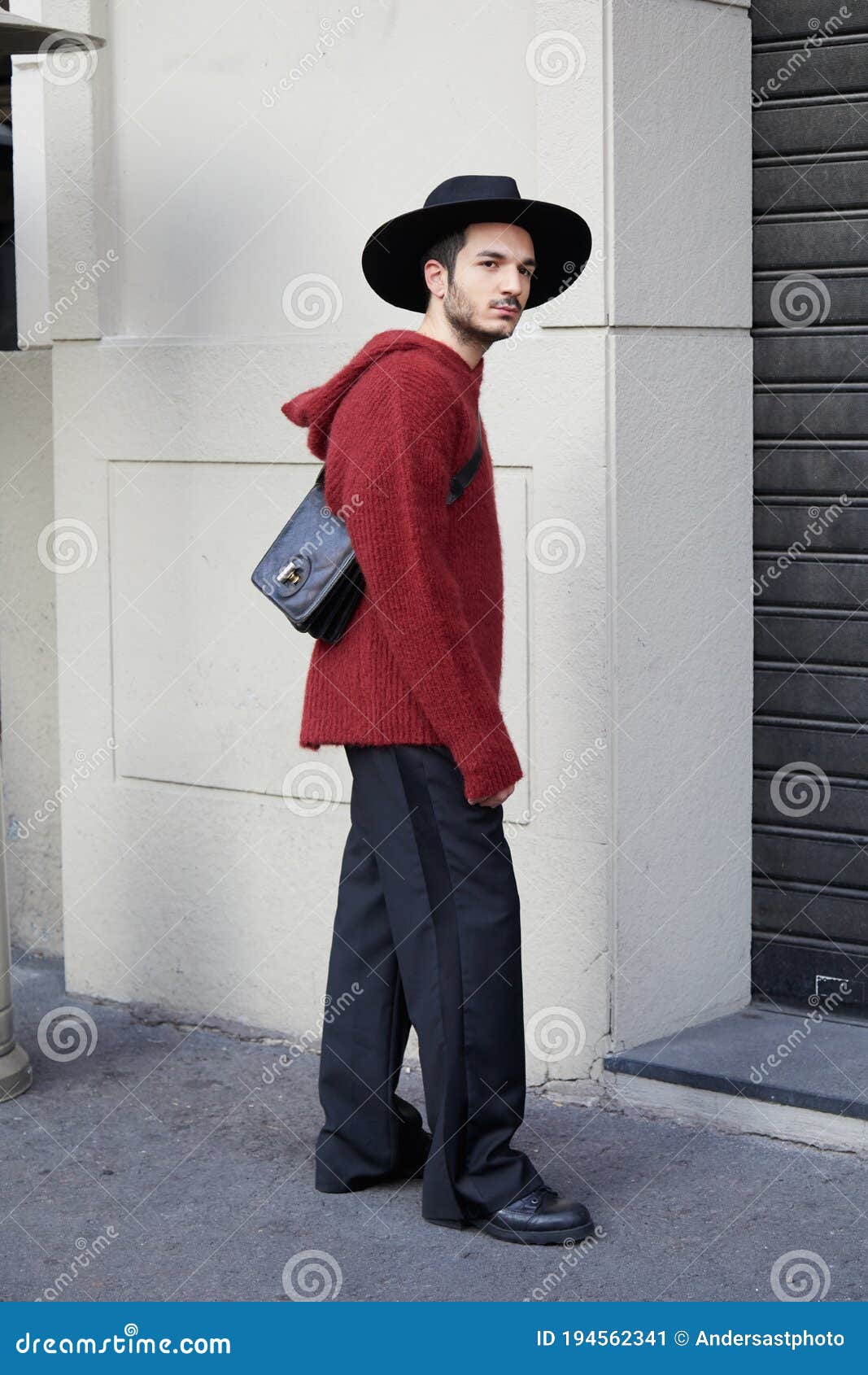 Hombre Con Suéter Rojo Oscuro Y Sombrero Negro Antes Del Moda Show Milan Moda Semana Estilo Calle En Enero Foto editorial - Imagen de barba, pared: