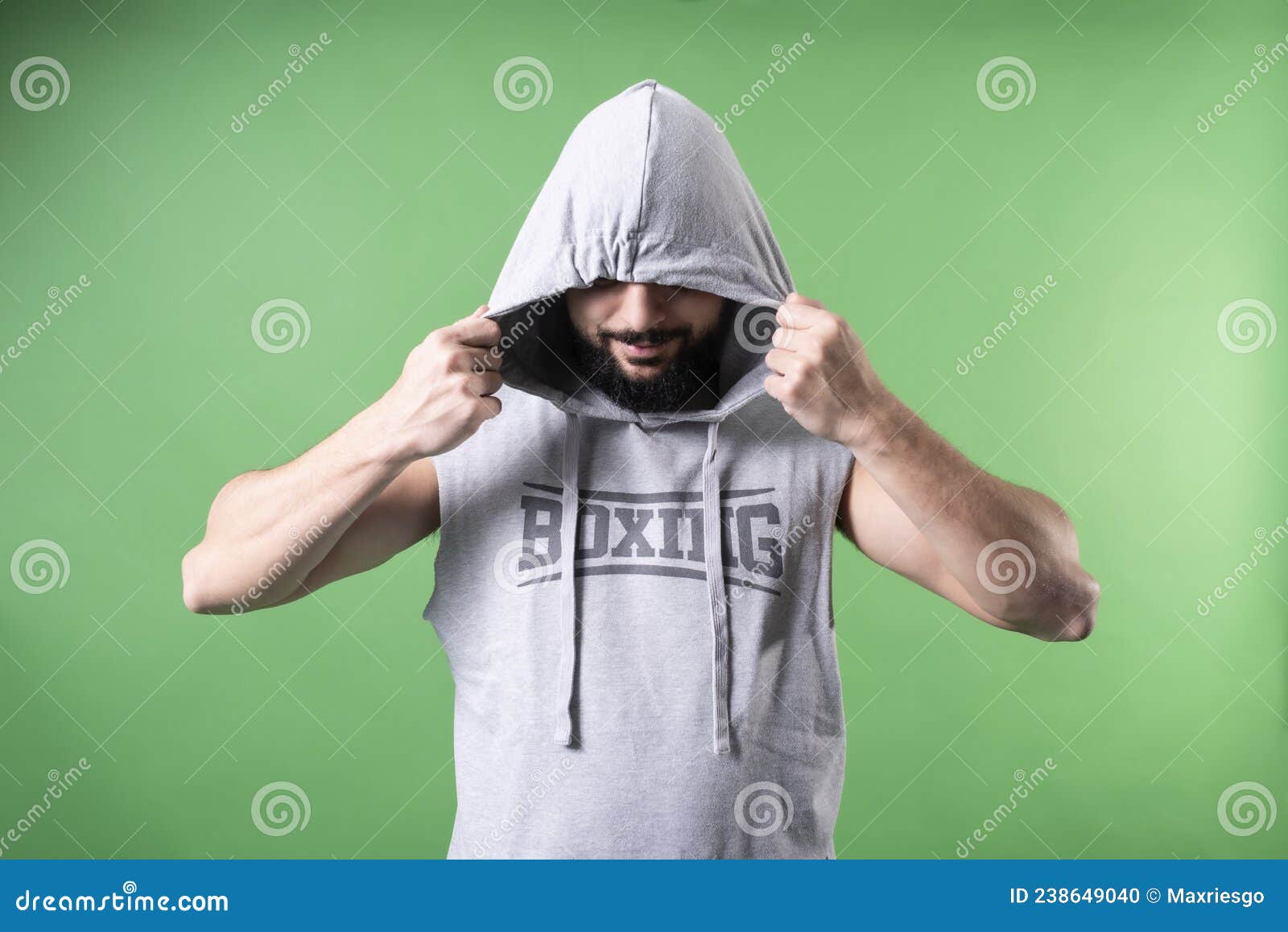 Hombre Con Sudadera Sin Mangas Quita O Ajusta El Capó Foto de archivo -  Imagen de belleza, aptitud: 238649040