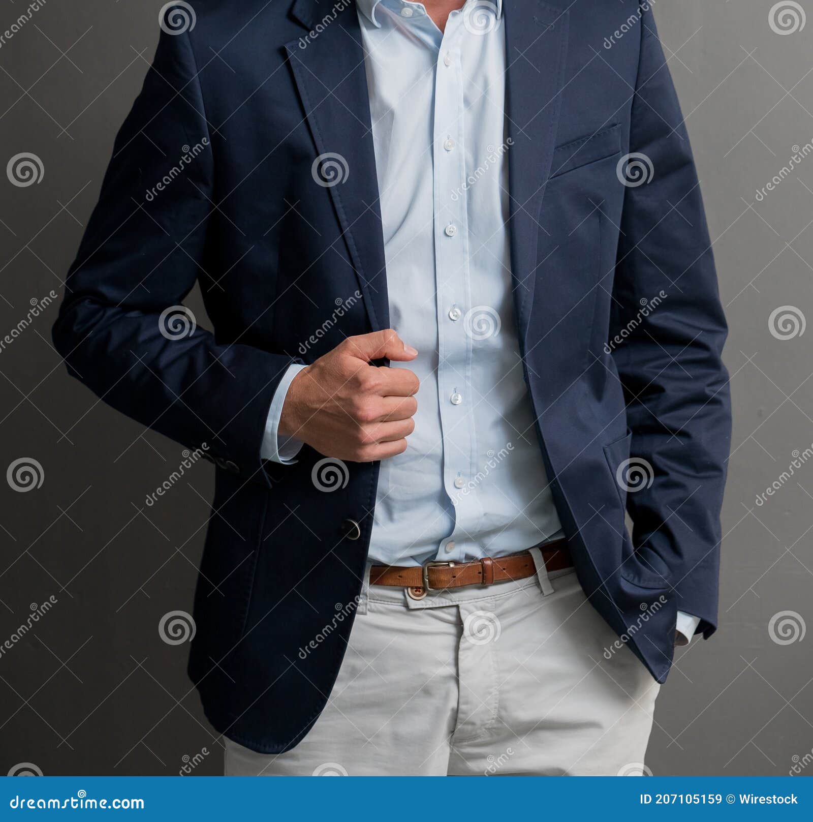 Hombre Con Traje Azul Oscuro Con Una Camisa Azul Claro De Pie Con Una Mano En El Bolsillo Imagen de archivo Imagen de oscuro, azul: 207105159