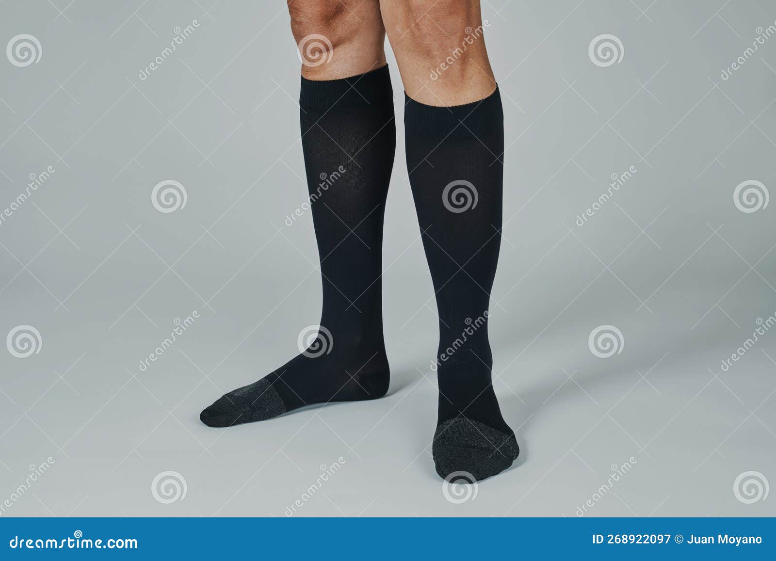 Hombre Con Un Par De Calcetines Negros De Compresión Imagen de archivo -  Imagen de enfermedad, persona: 268922097