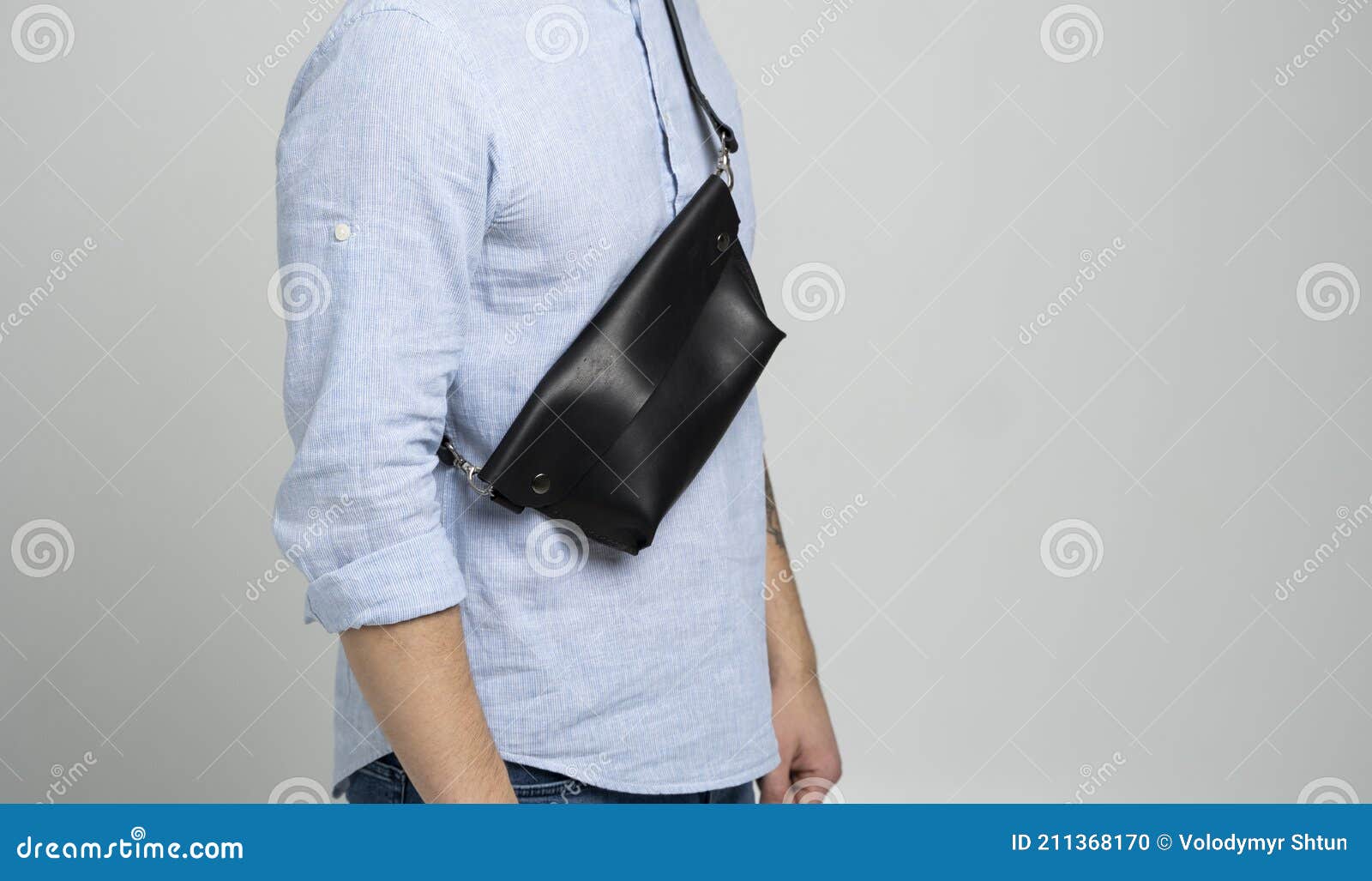 Bolso de mano de hombre negro sobre gris