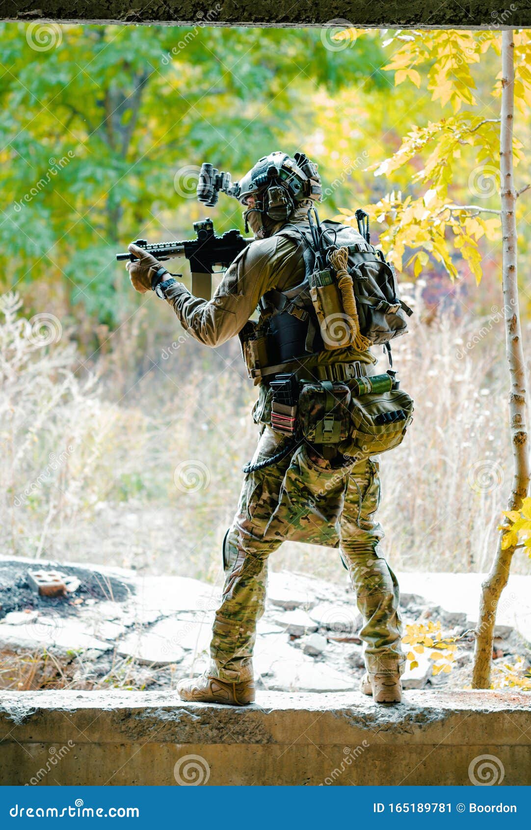 Hombre Con Uniforme Con Ametralladora En El Fondo Del Bosque El Soldado