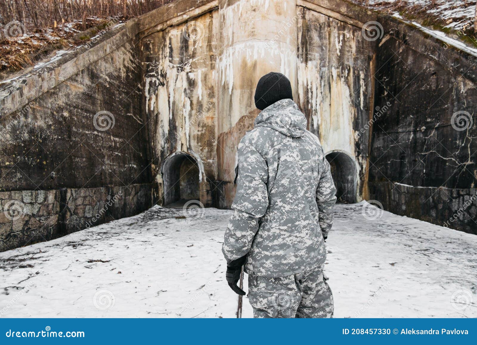 un militar con un uniforme de camuflaje y guantes tácticos