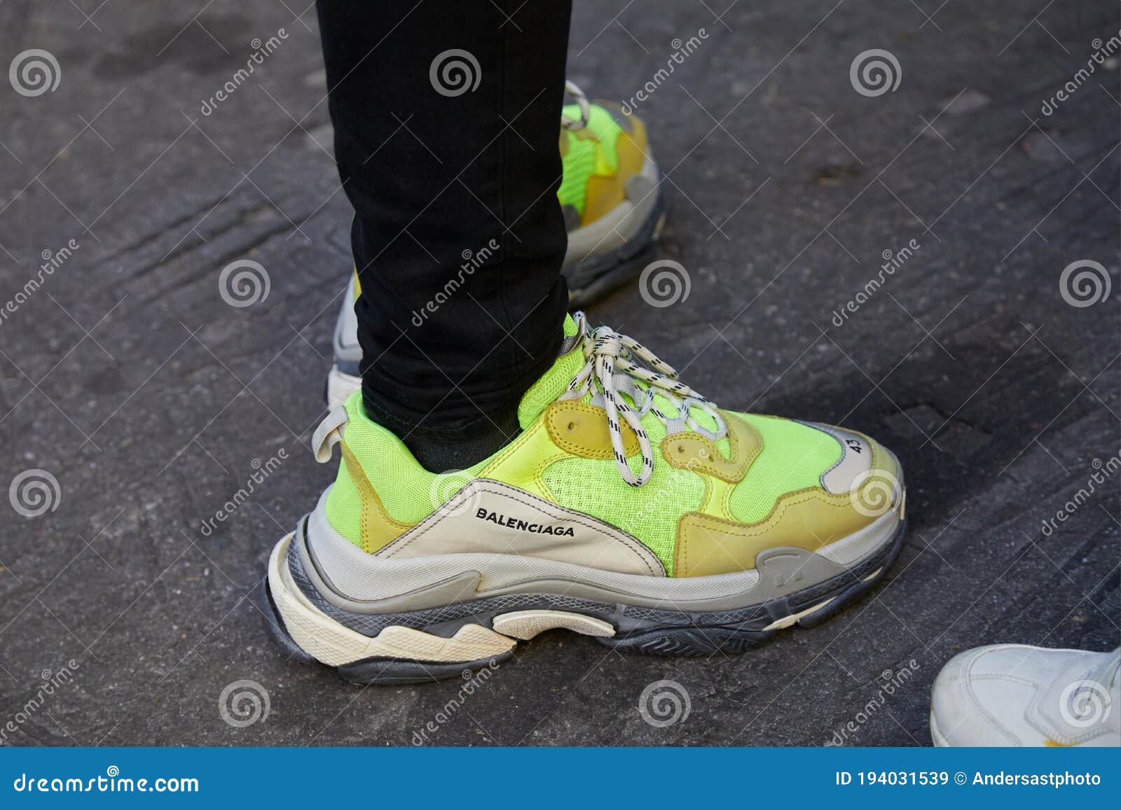 Hombre Con Zapatillas De Balenciaga Amarillo Verde Antes Del Show De Moda Msgm De La La Moda De Milán Imagen de editorial - Imagen de colorido, exterior: 194031539