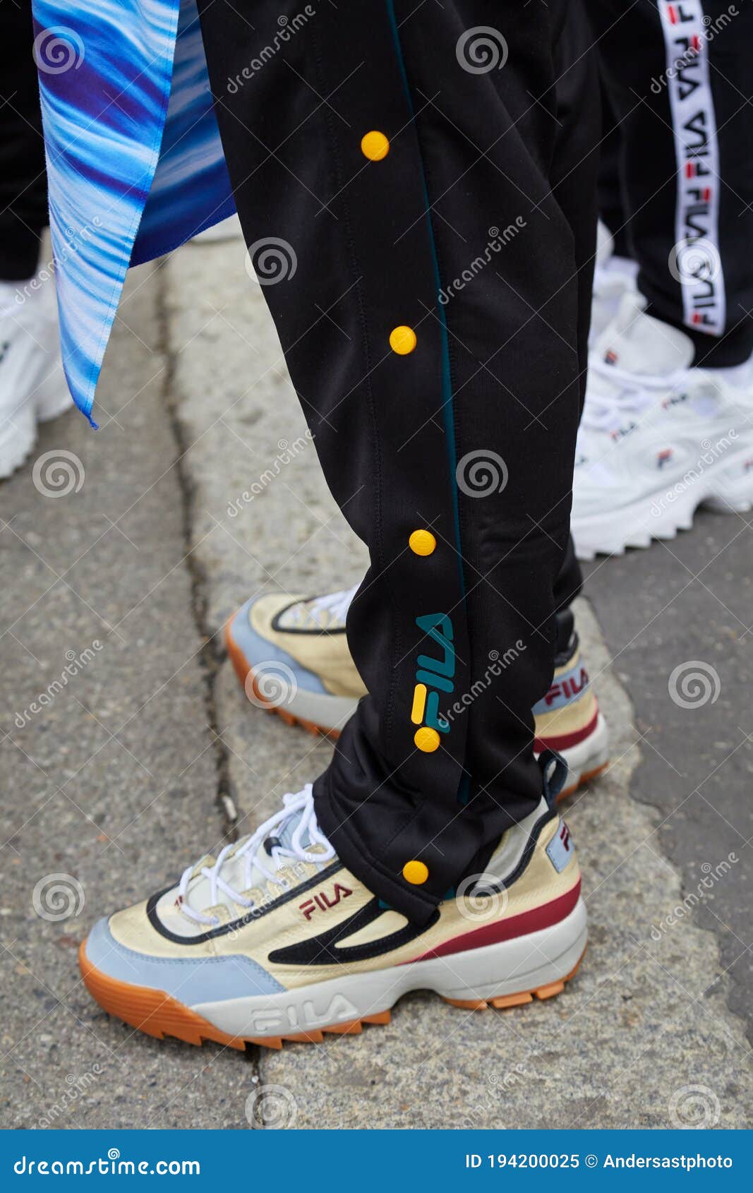 Hombre Con Zapatillas Fila Pantalones De Traje Negro Antes De Fila De Moda Show Moda Week Imagen editorial - Imagen de septiembre, manera: 194200025