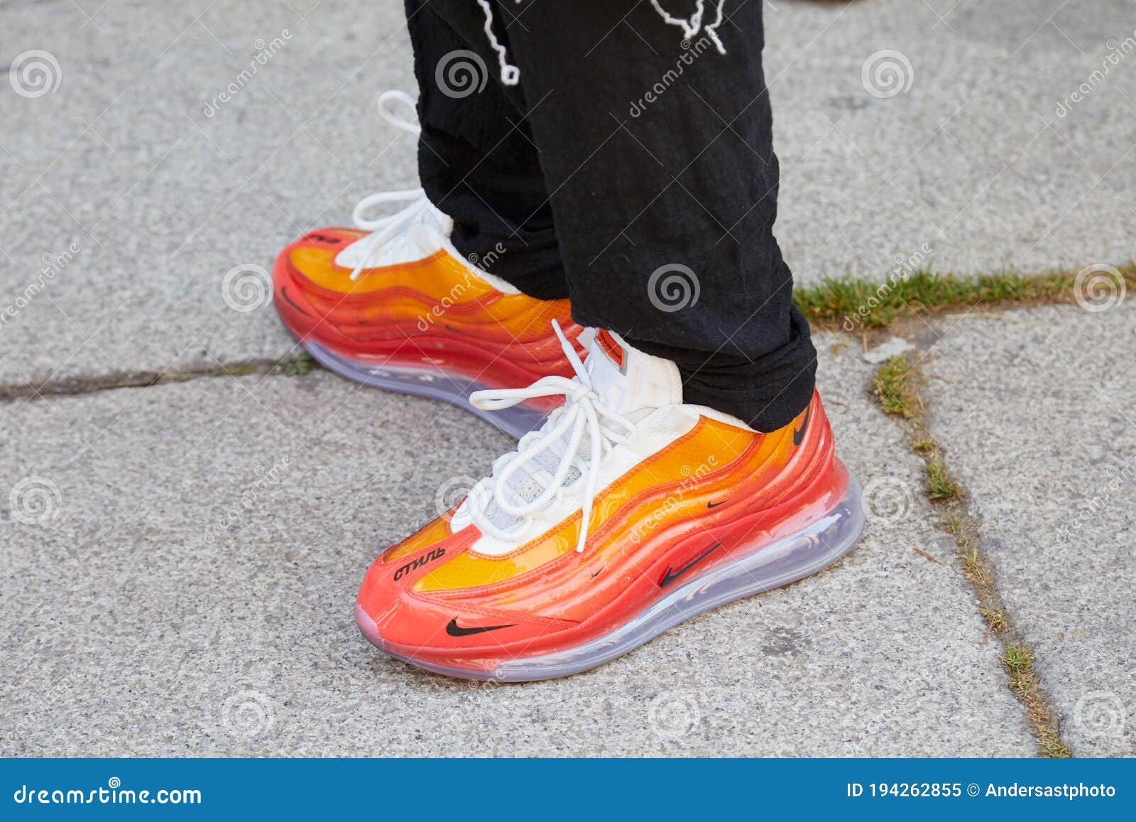 Hombre Con Zapatillas De Nike De Naranja Con Lenguado Transparente Antes De Los Hommes Desfile De Moda Milan Imagen editorial - Imagen de calle, 194262855