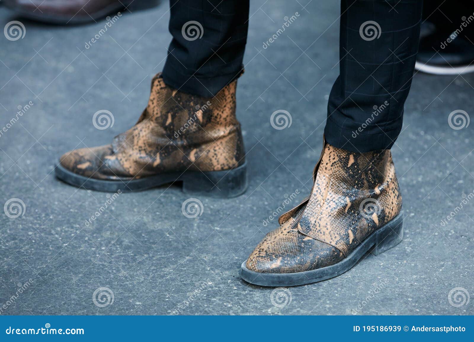 Hombre De Cuero Marrón De Serpiente Antes Del Show De Moda Msgm Milan Semana Estilo De Calle El 16 De Enero Imagen de editorial - Imagen de accesorio, lujo: