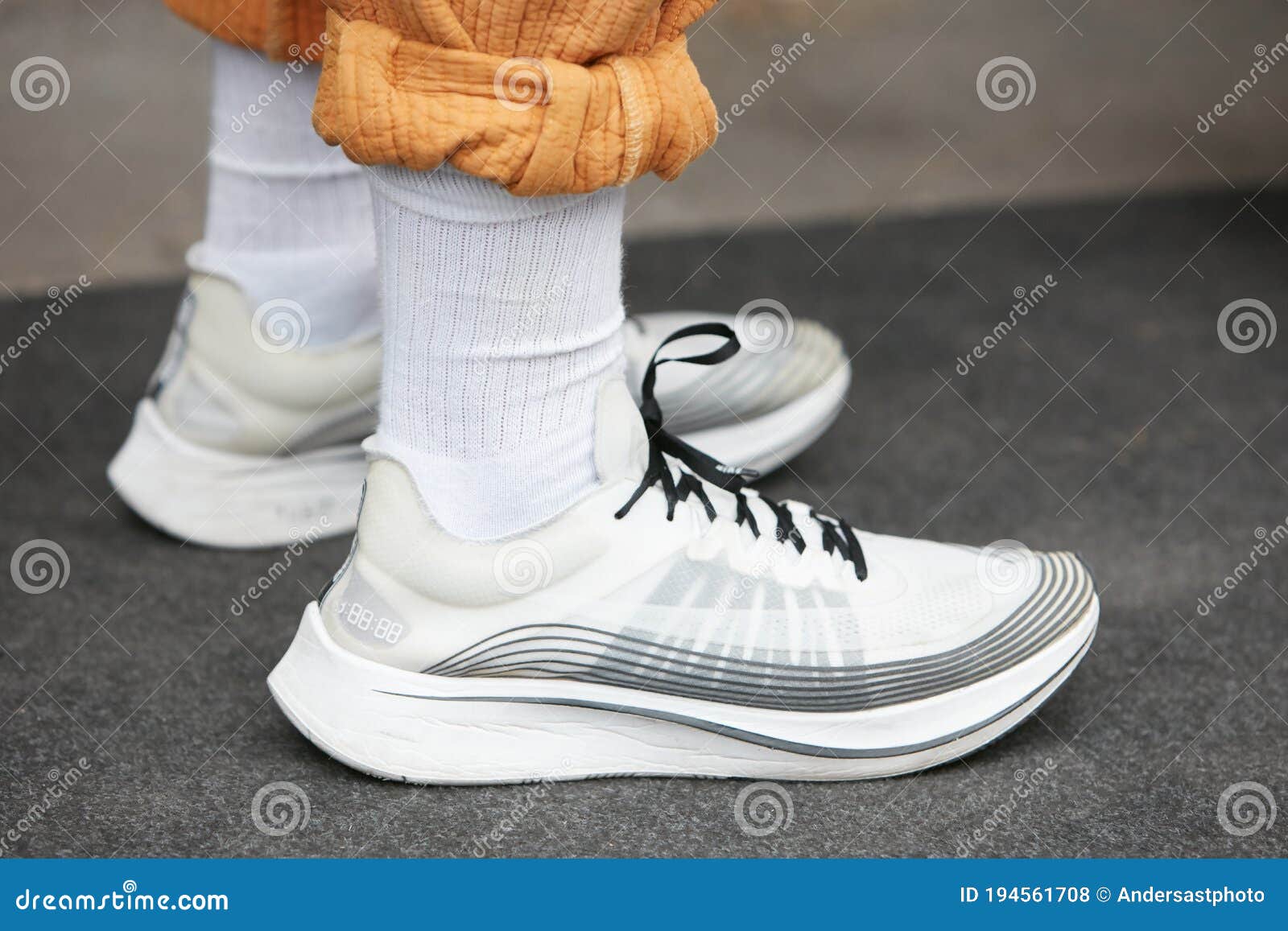 Hombre Con Zapatos De Nike Blancos Pantalones Naranjas Antes Del Fendi Show De Moda Milan Semana Estilo Calle Foto de archivo editorial - Imagen de accesorio, 194561708