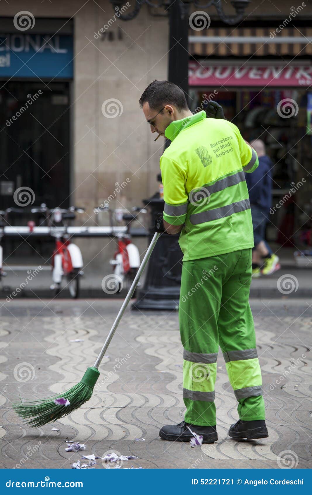 Hombre De Basura Que Barre Camino Barcelona, España Foto editorial - Imagen de limpio, hombres: 52221721
