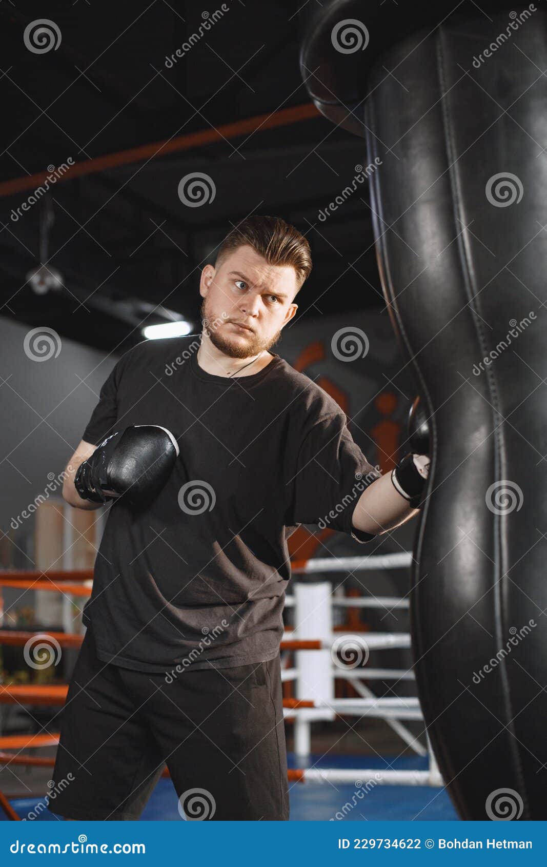 Hombre con guantes. boxeador en ropa deportiva. chico con barba.