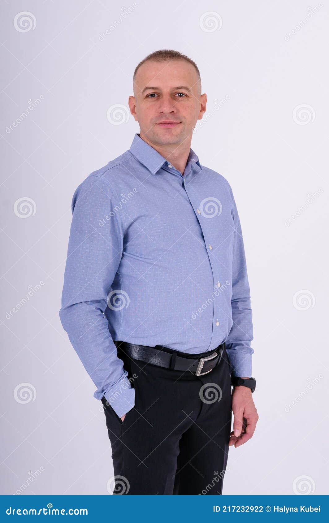 Hombre De Azul Pantalón Negro Sobre Fondo Blanco Foto de archivo Imagen de feliz, gente: