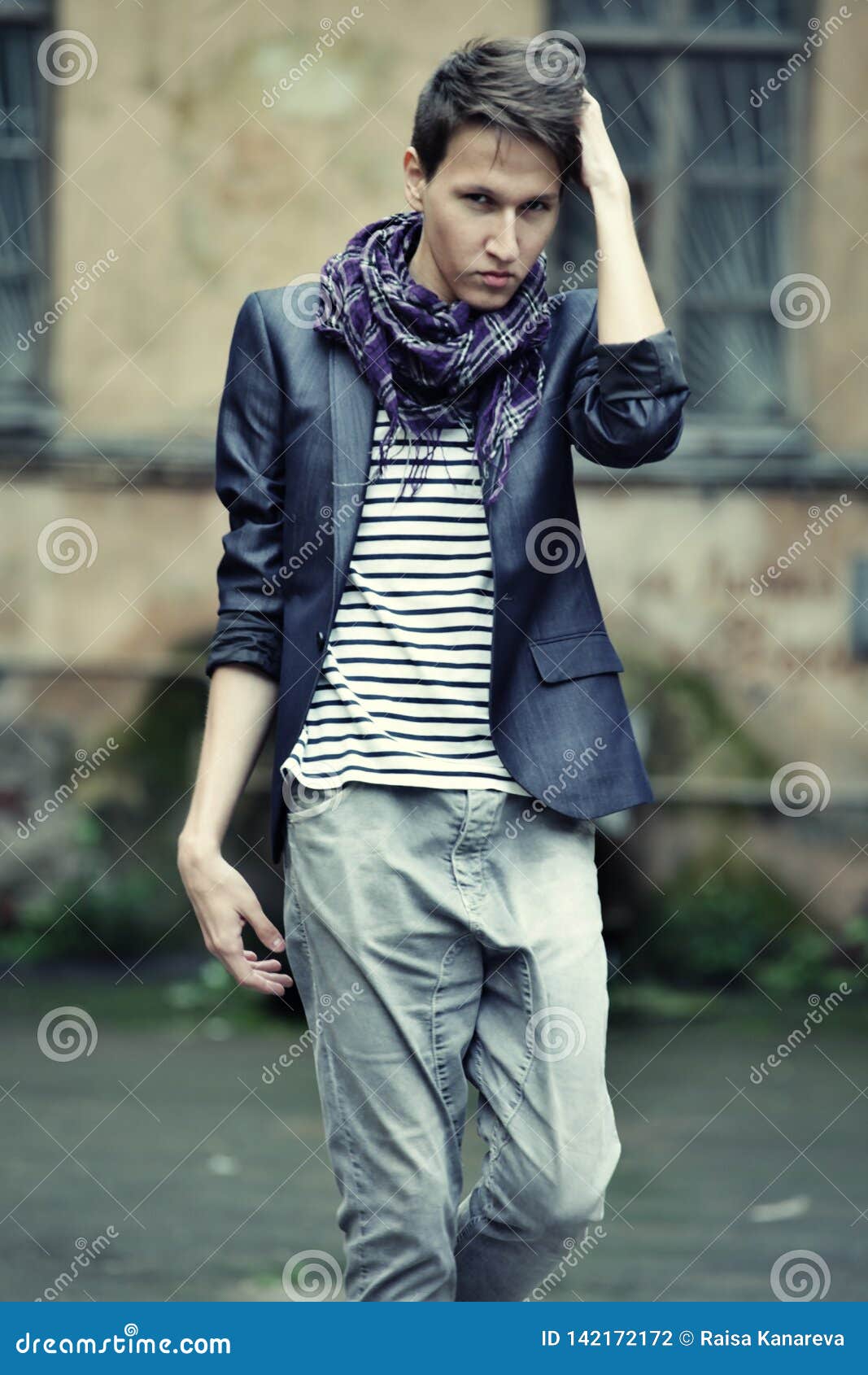 Hombre De La Moda Los Jóvenes En Ropa De Sport Foto de archivo - Imagen de hermoso: 142172172