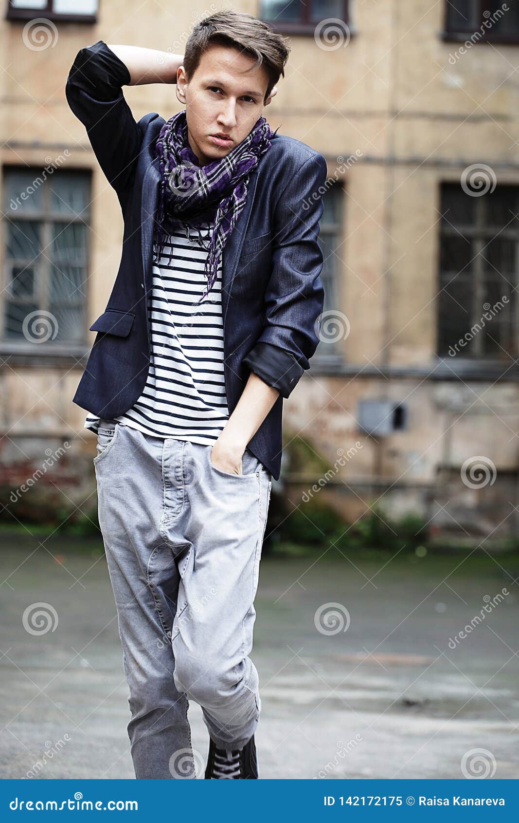 Previsión campo Malentendido Hombre De La Moda De Los Jóvenes En Ropa De Sport Imagen de archivo -  Imagen de viejo, gente: 142172175