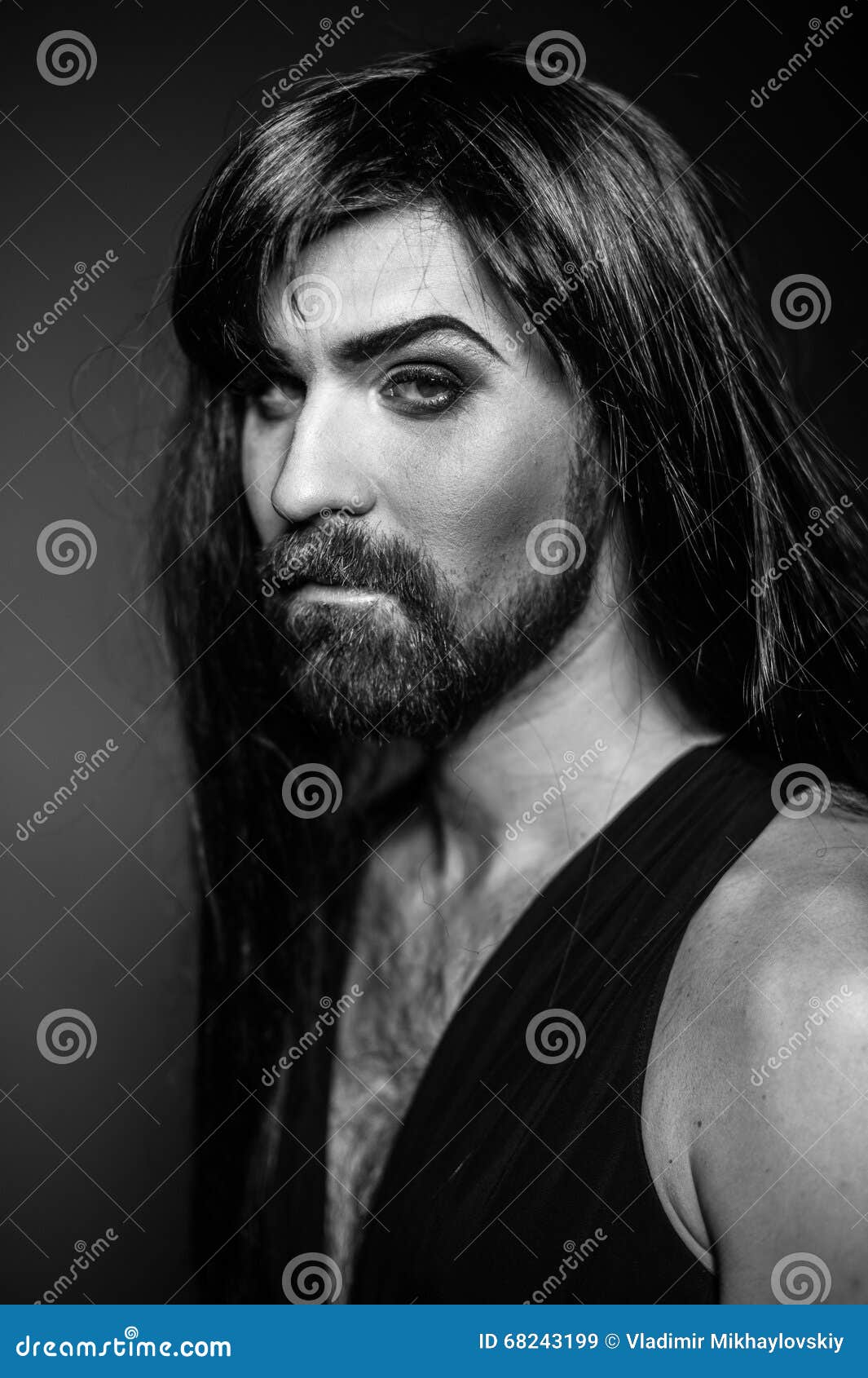 Hombre De La Mujer Con Una Barba En Un Vestido Imagen de archivo - Imagen de homosexual, parroquia: 68243199 Hombre De La Mujer Con Una Barba En Un Vestido Imagen de archivo - Imagen de homosexual, parroquia: 68243199