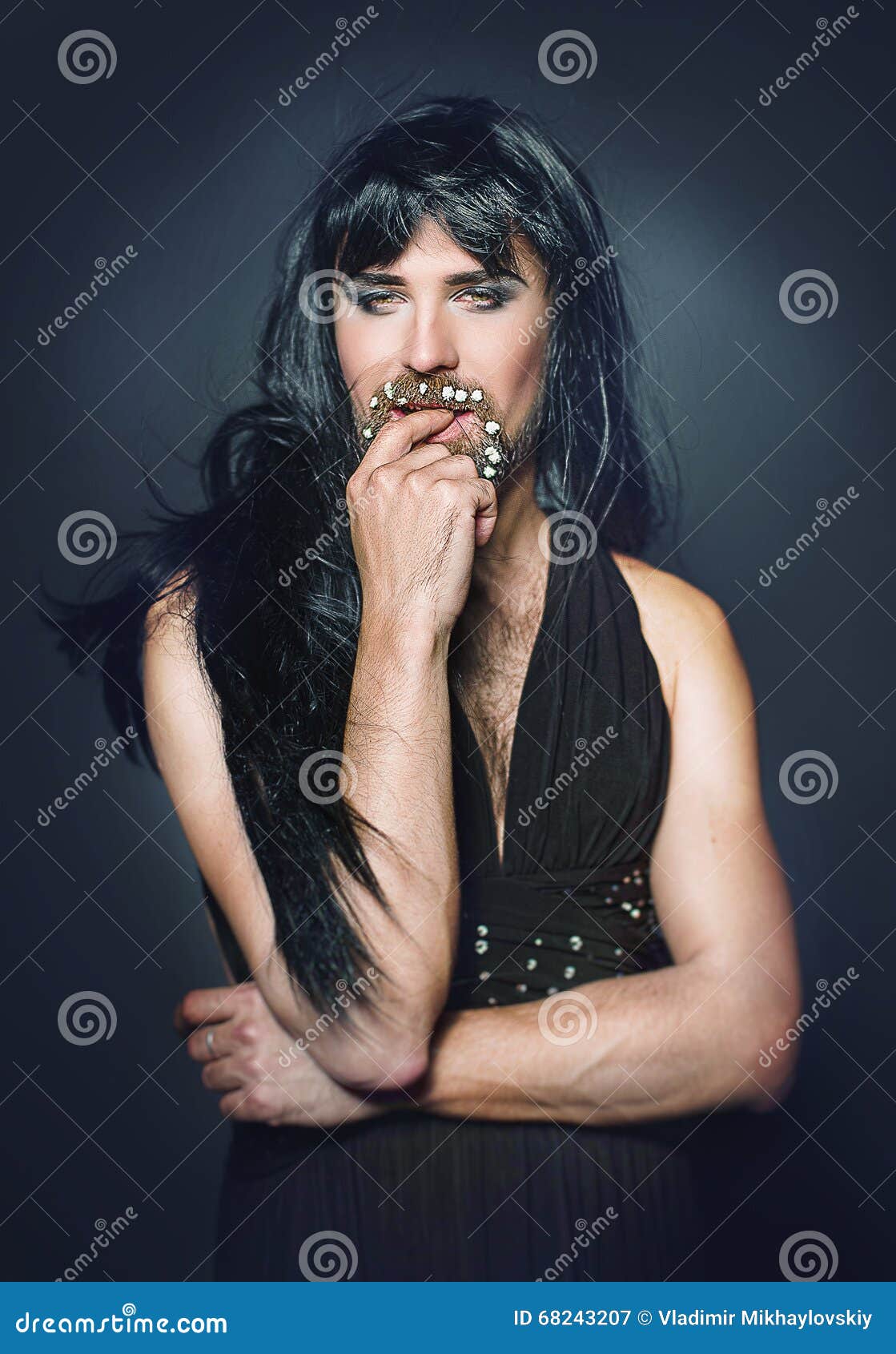 Hombre De La Mujer Con Una Barba En Un Vestido Imagen de archivo - Imagen  de flores, ojos: 68243207
