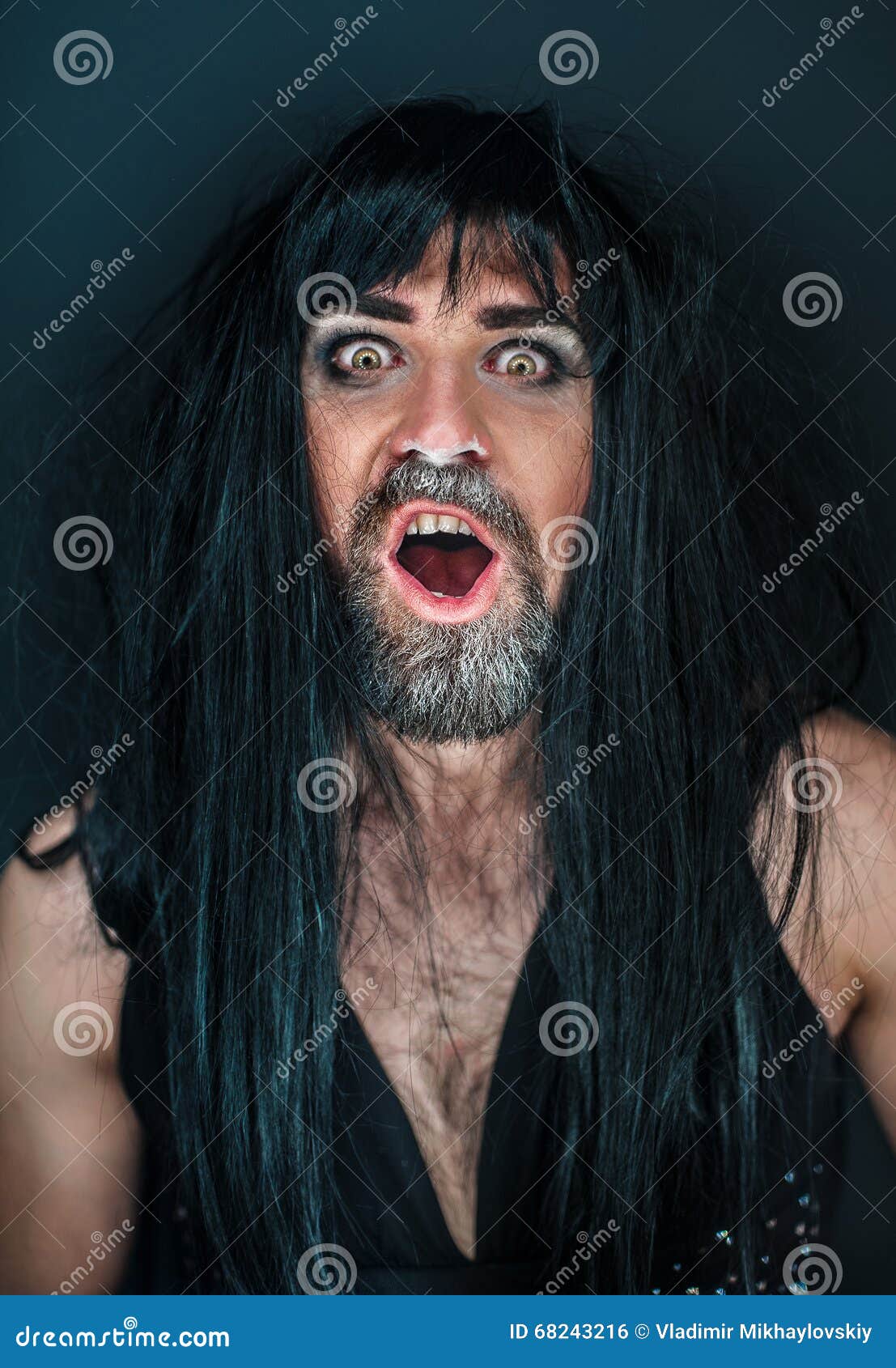 Hombre De La Mujer Con Una Barba En Un Vestido Foto de archivo - Imagen de mano, flores: 68243216 Hombre De La Mujer Con Una Barba En Un Vestido Foto de archivo - Imagen de mano, flores: 68243216