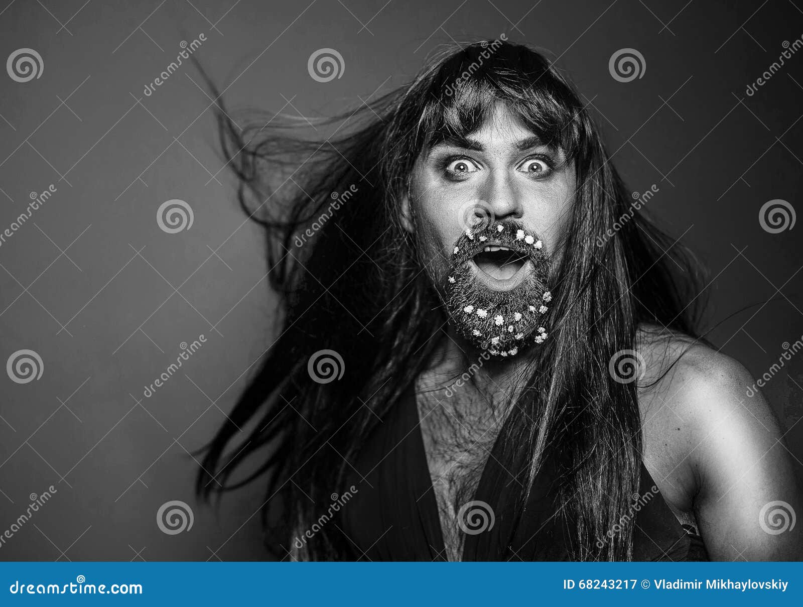 Hombre De La Mujer Con Una Barba En Un Vestido Imagen de archivo - Imagen de axilas, gestos: 68243217 Hombre De La Mujer Con Una Barba En Un Vestido Imagen de archivo - Imagen de axilas, gestos: 68243217