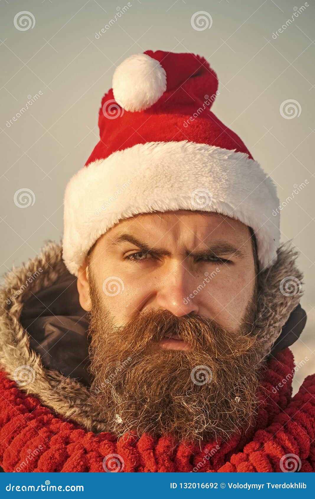 Hombre De La Navidad En El Sombrero De Papá Noel Con La Barba Larga Foto de  archivo - Imagen de navidad, partido: 132016692