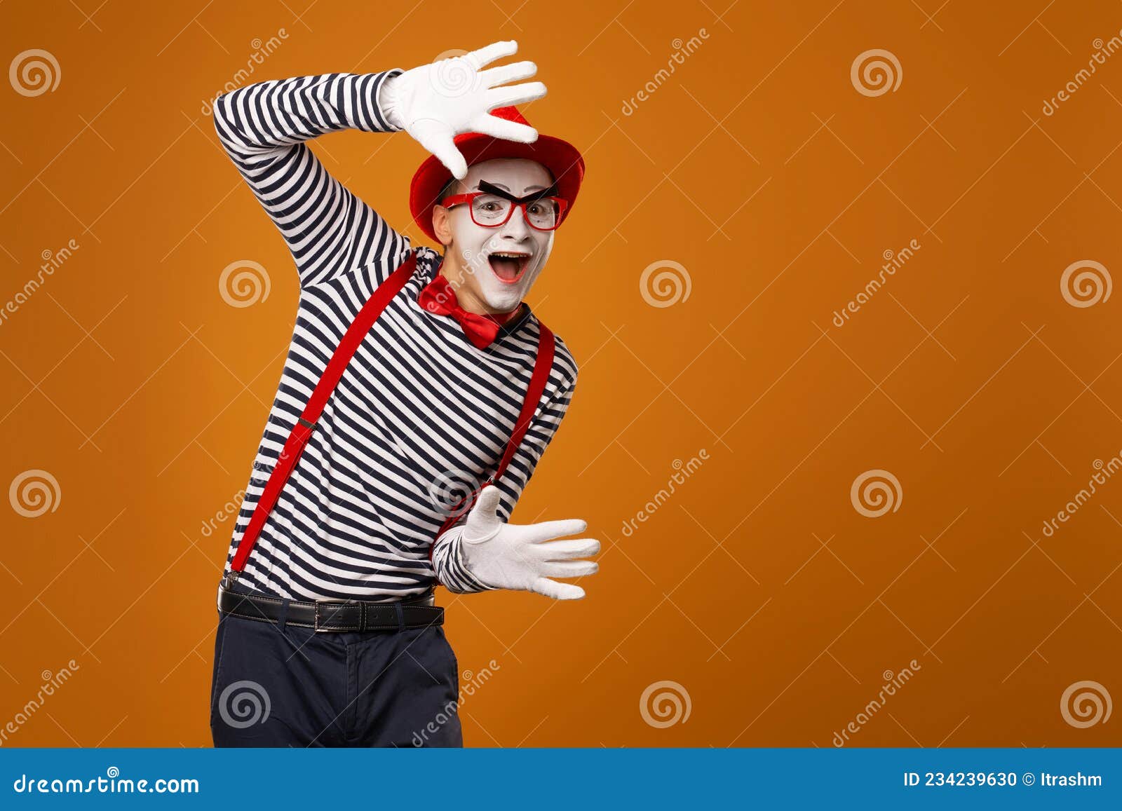 Hombre De Mimo Sonriente Con Sombrero Rojo Guantes Blancos Y Camiseta Rayada Con Fondo Naranja En Blanco En Estudio. Foto archivo - Imagen de gente, fondo: 234239630