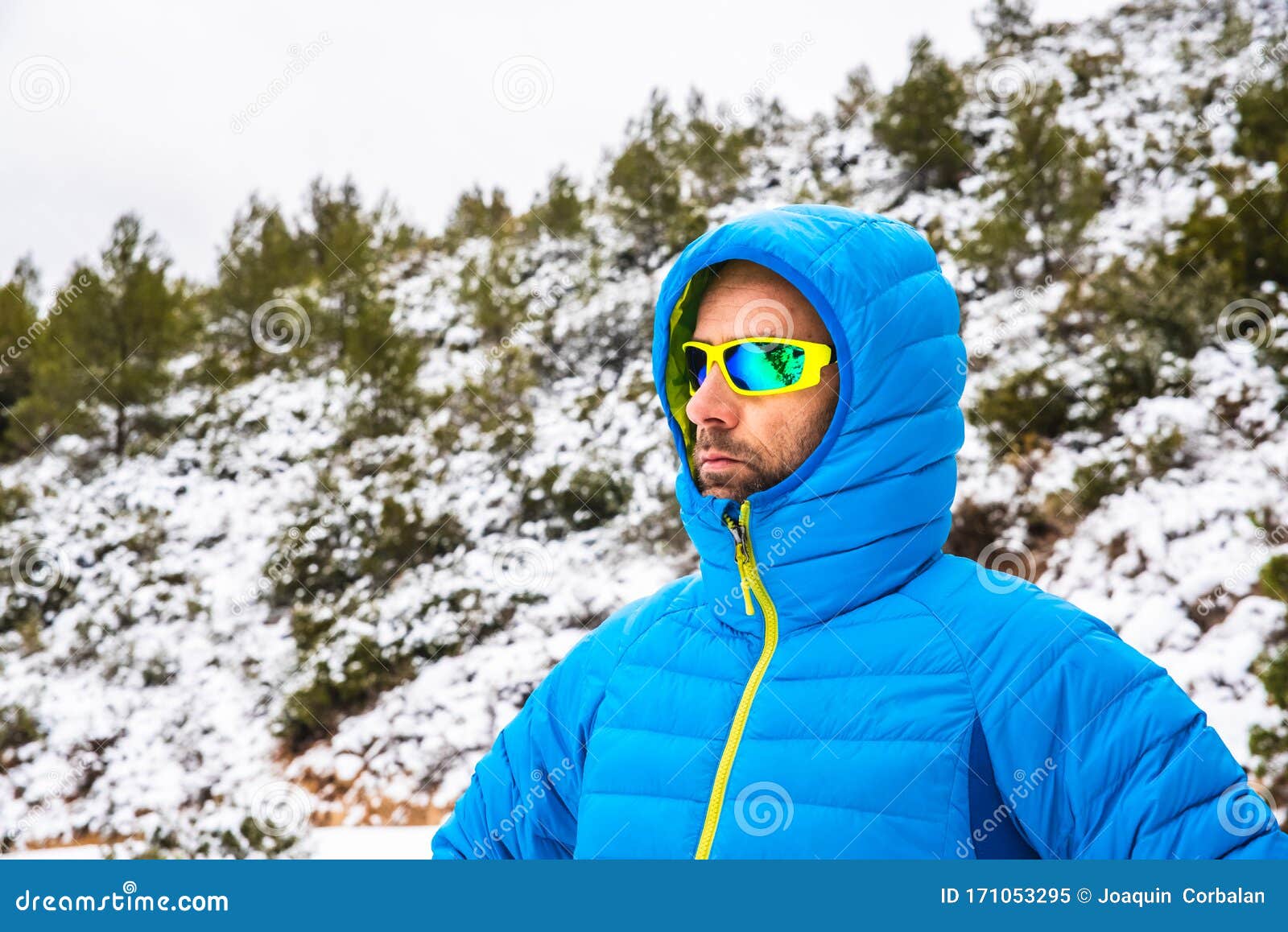 Mitones cuidadosamente Sumergir Hombre De Montaña Con Abrigo Azul Y Gafas De Sol Caminando En Un Camino De  Montaña Nevado En Su Tiempo Libre Imagen de archivo - Imagen de camino,  excursionista: 171053295