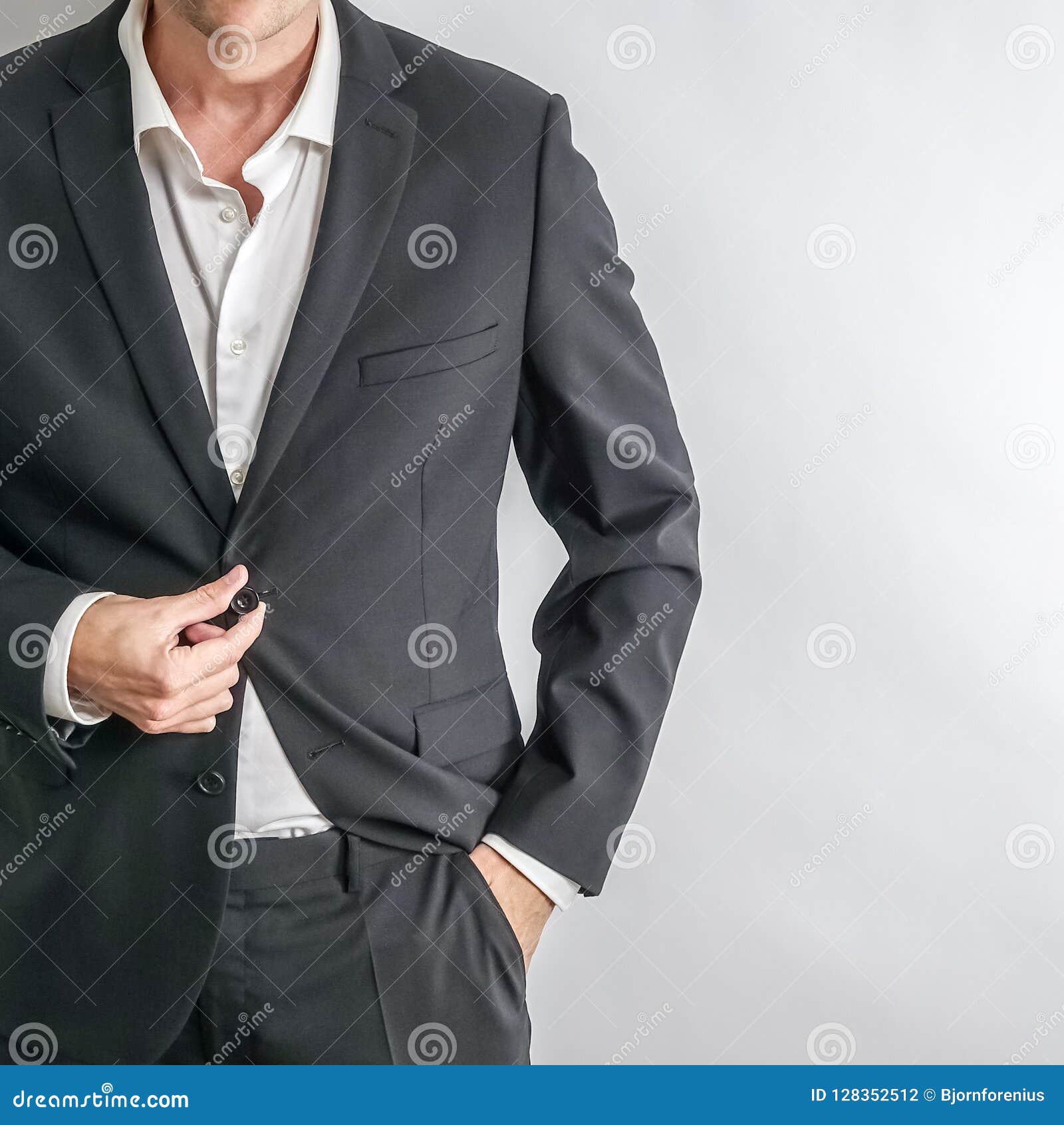 Hombre De Negocios Bien Vestido En El Traje Negro Que Ajusta Su Chaqueta Foto de archivo - Imagen de elegante, hombres: 128352512 Hombre De Negocios Bien Vestido En El Traje Negro Que Ajusta Su Chaqueta Foto de archivo - Imagen de elegante, hombres: 128352512