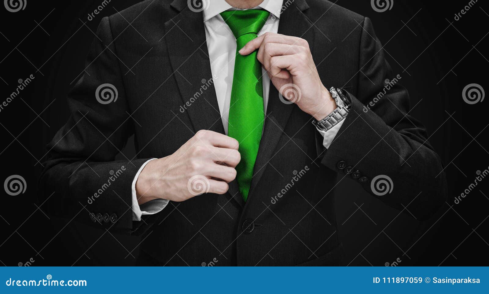 Hombre De Negocios En El Traje Negro Que Ata La Corbata Verde, En Fondo Negro La Ilustración Imagen de archivo - Imagen de fondos, ambiente: 111897059