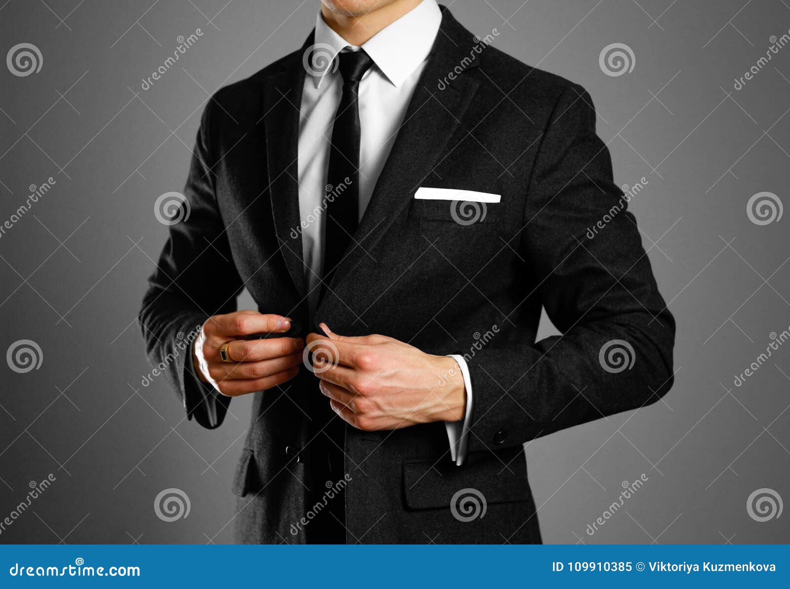Hombre De Negocios En Un Traje Negro, Una Camisa Blanca Y Un Lazo Shootin Del Estudio Imagen de archivo - Imagen de 109910385